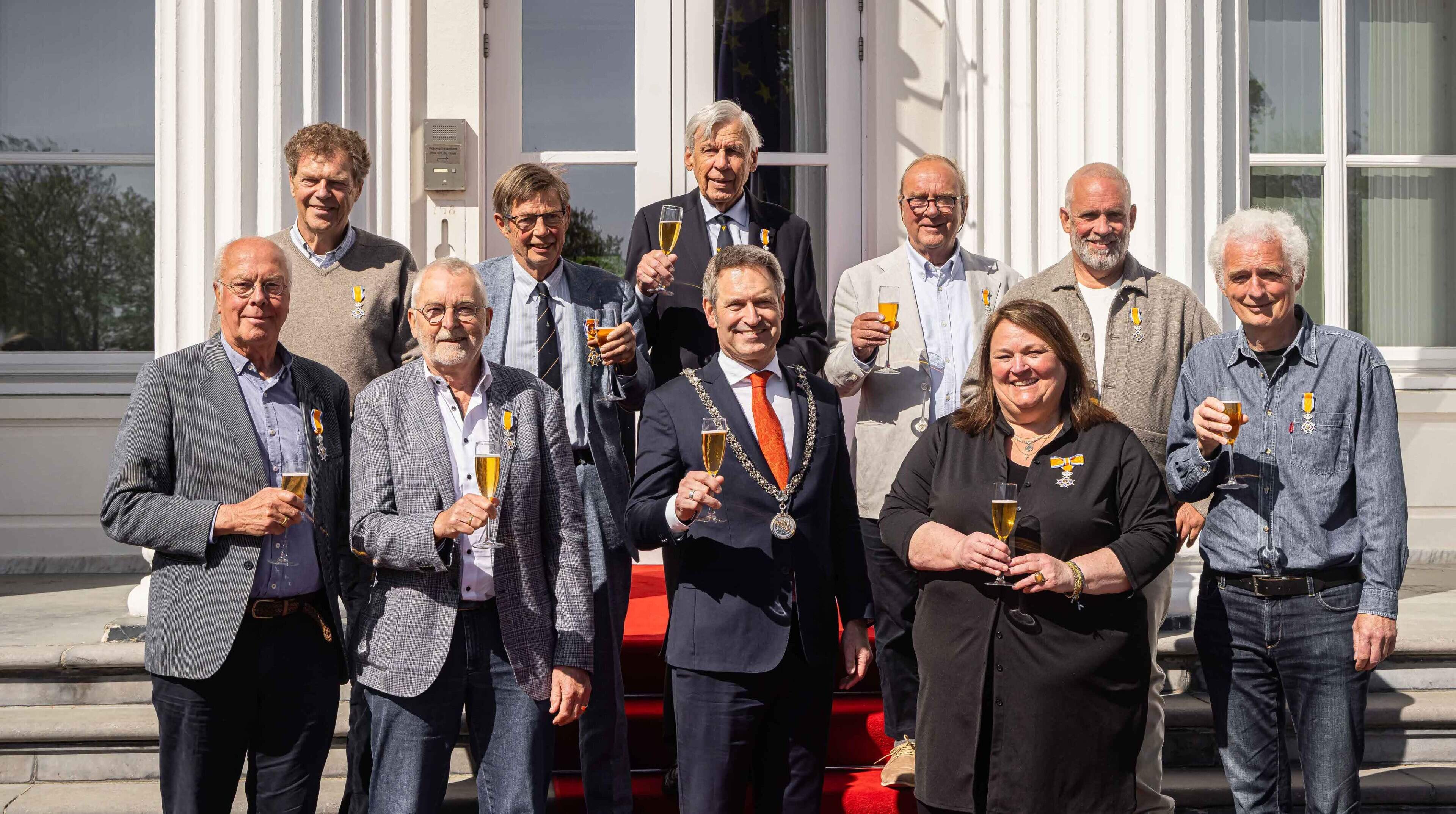 Many medical professionals receive royal honors in Bloemendaal. Foreign missions also popular.