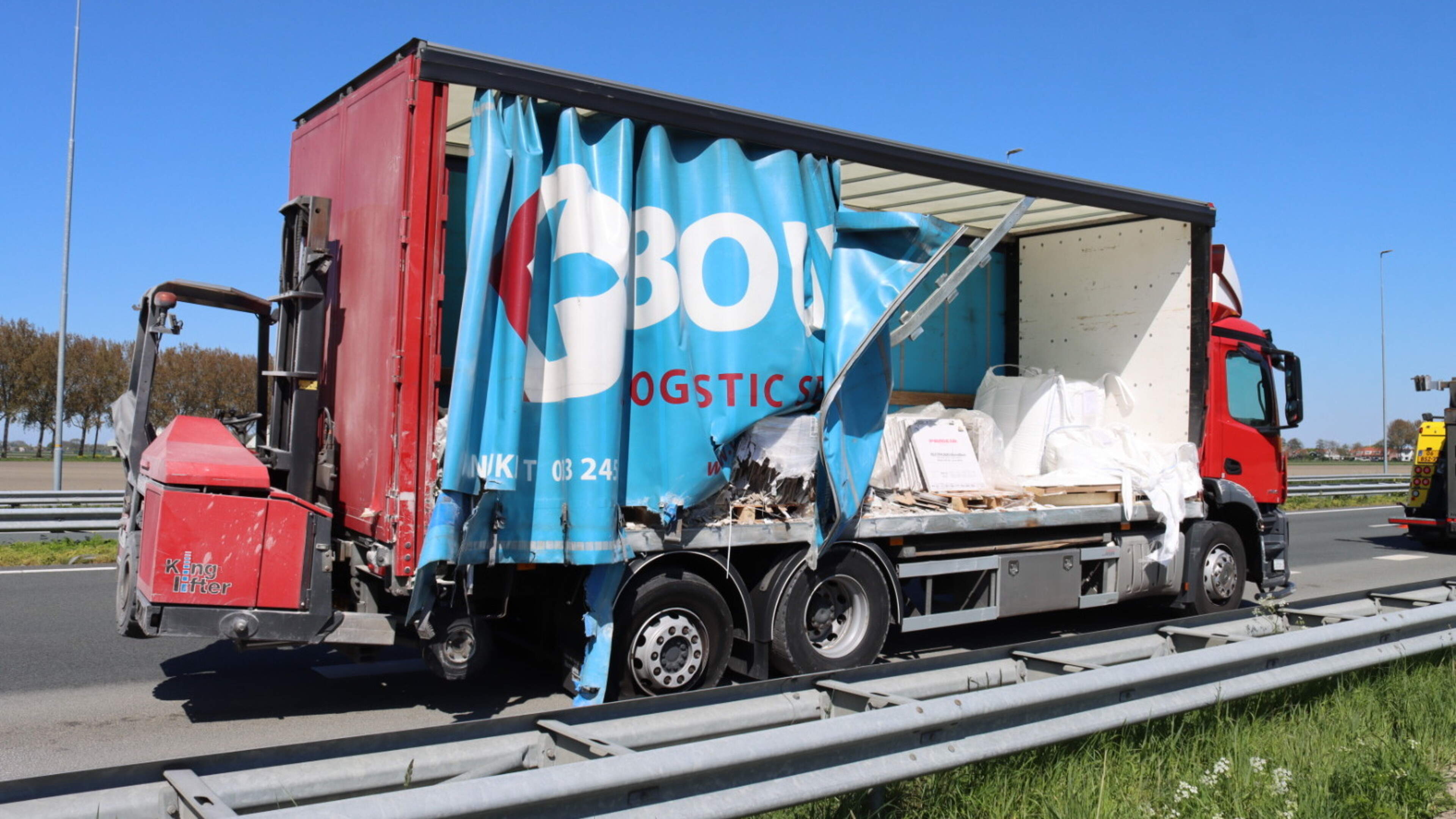 Truck hits bridge in Abbenes: Road strewn with glue powder, A44 closed