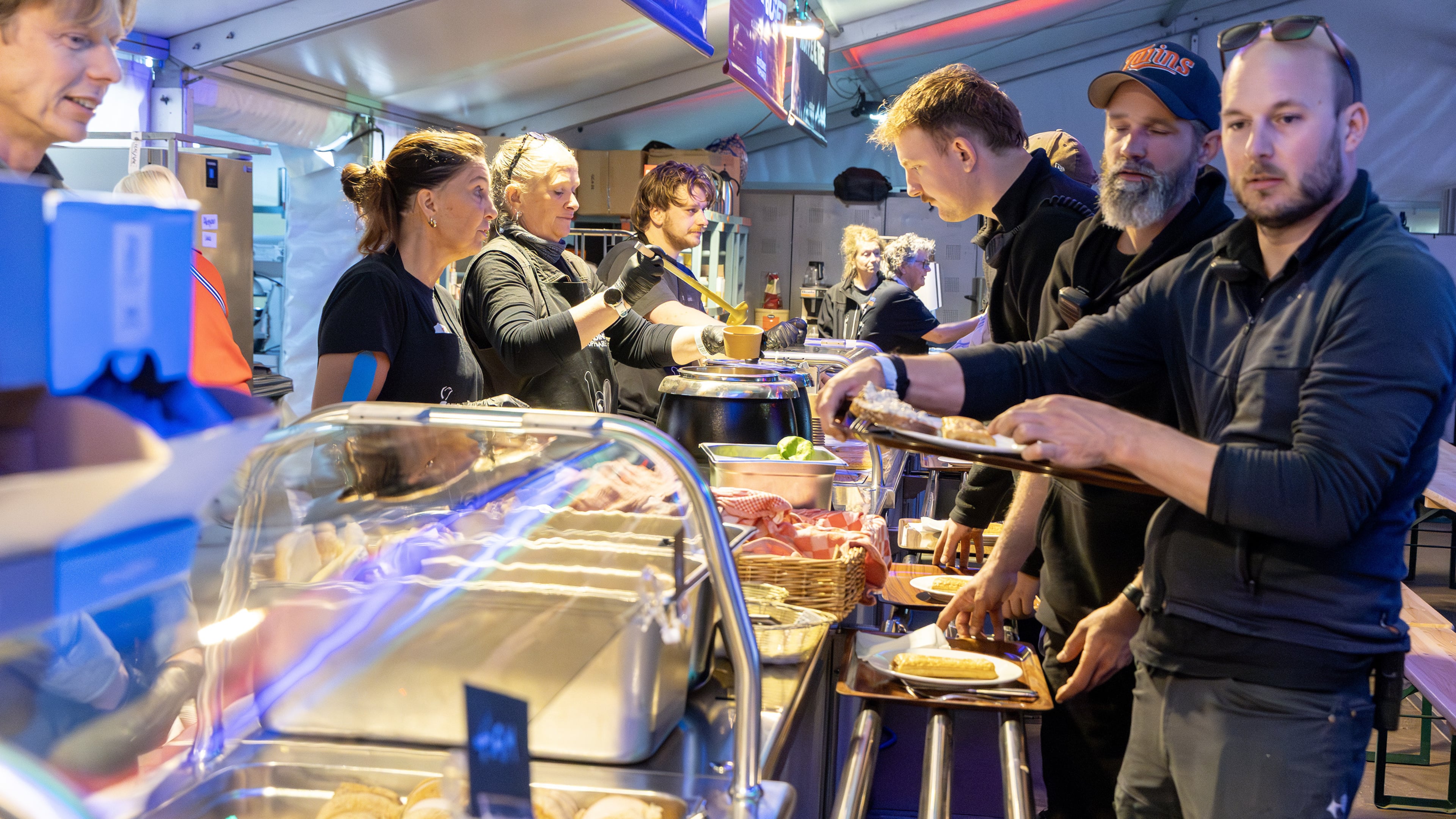 One spoonful of salmon salad per roll, no more. A well-oiled catering machine feeds Bevrijdingspop volunteers