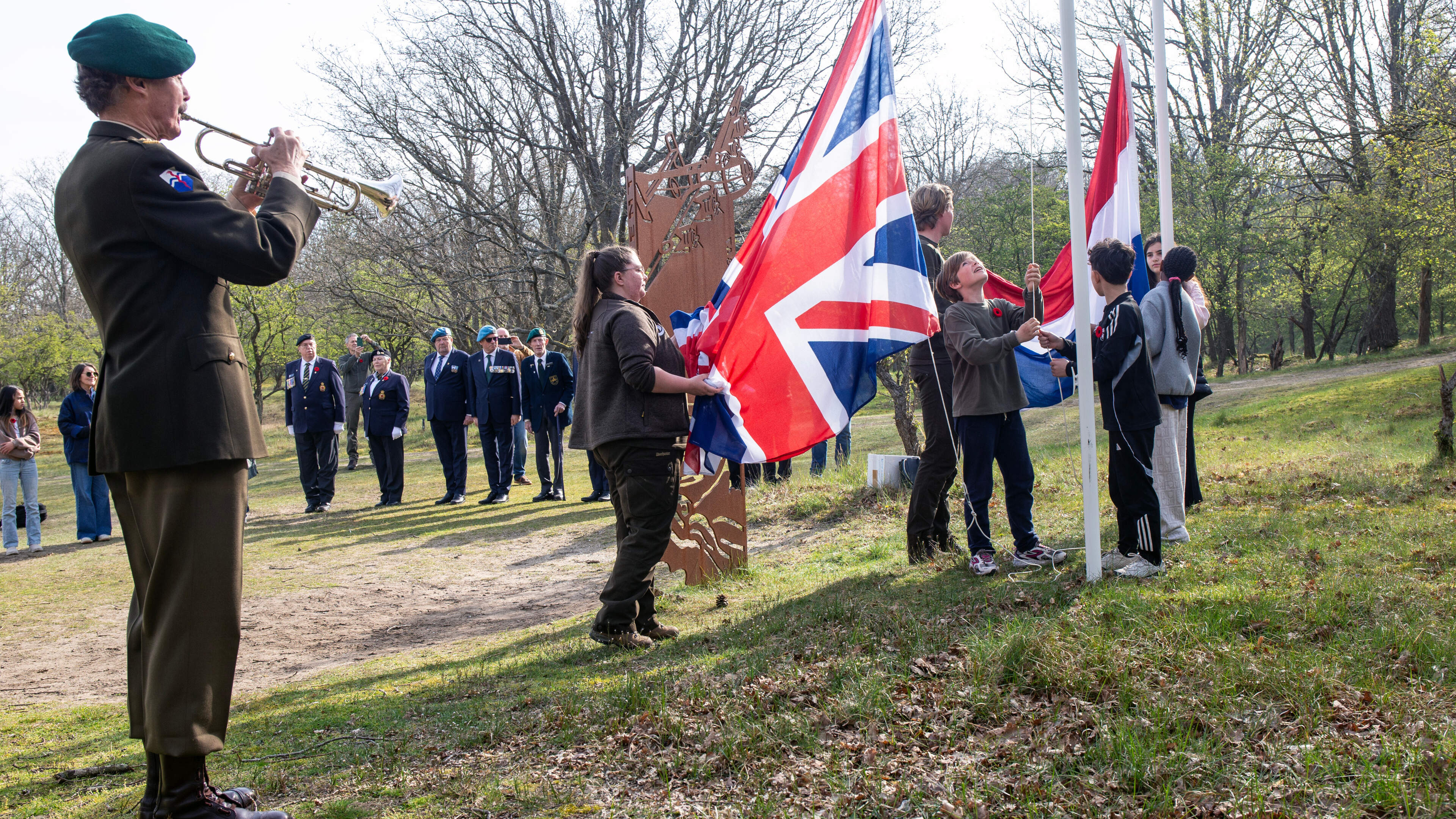 Mathias (12) had his poem for airmen shot down in the war ready in an instant: ‘With freedom you can enjoy your life’