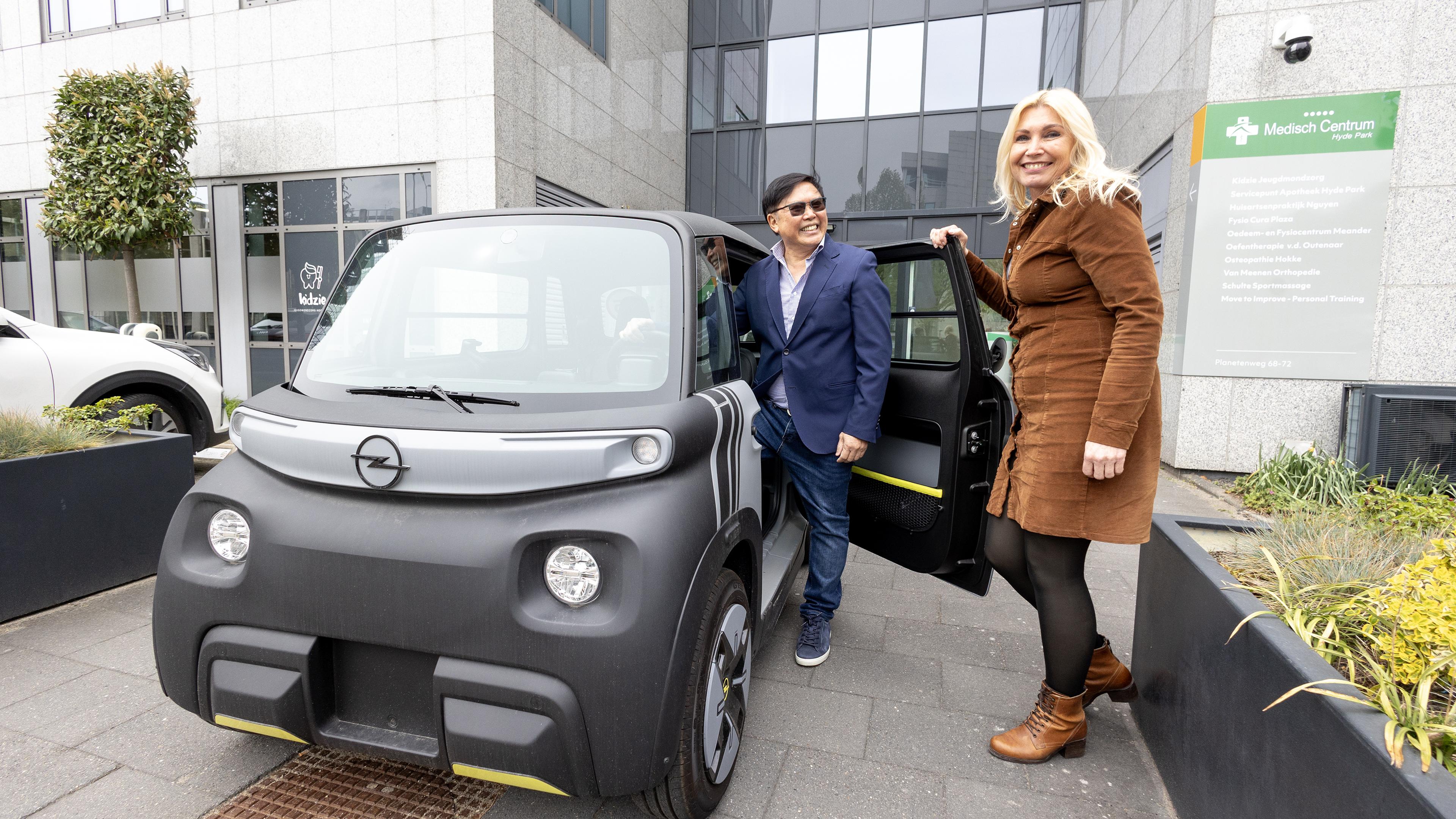 De doktersassistente gaat met de brommobiel langs bij eenzame ouderen: ’Ik heb verder niemand hier,