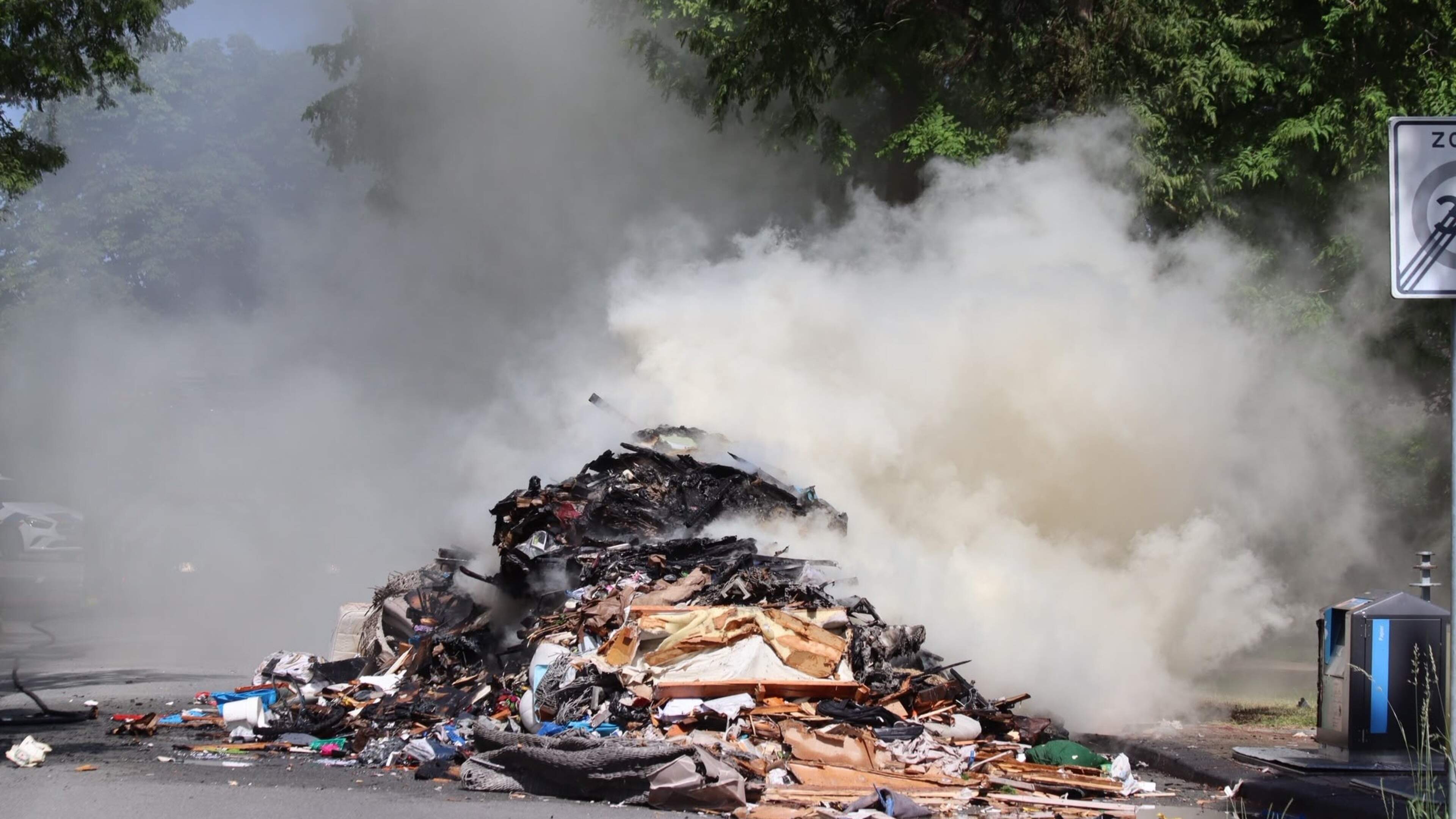 Fire in garbage truck in Nieuw-Vennep, load dumped on street