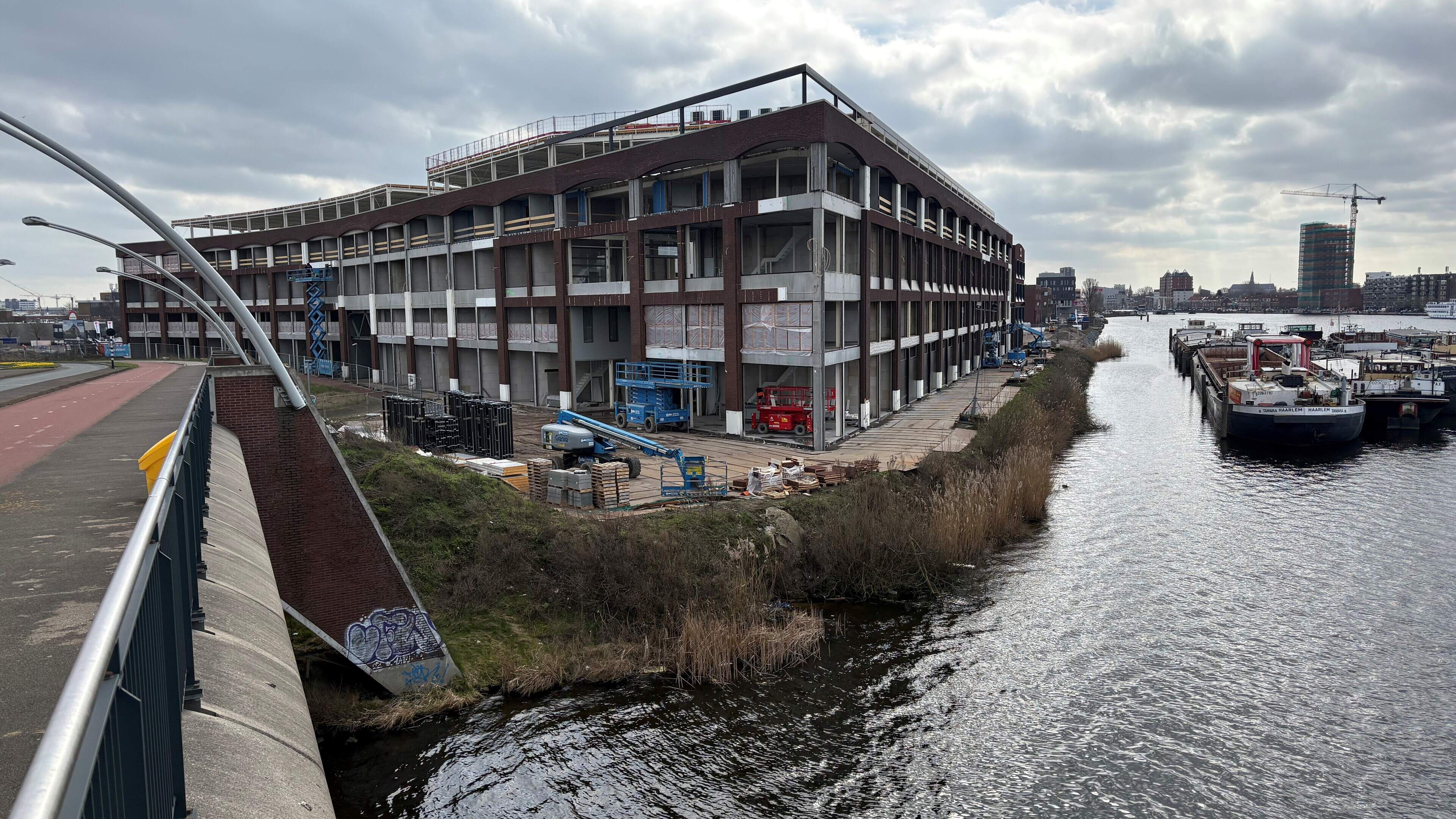 Construction of large commercial building in Waarderpolder may soon resume