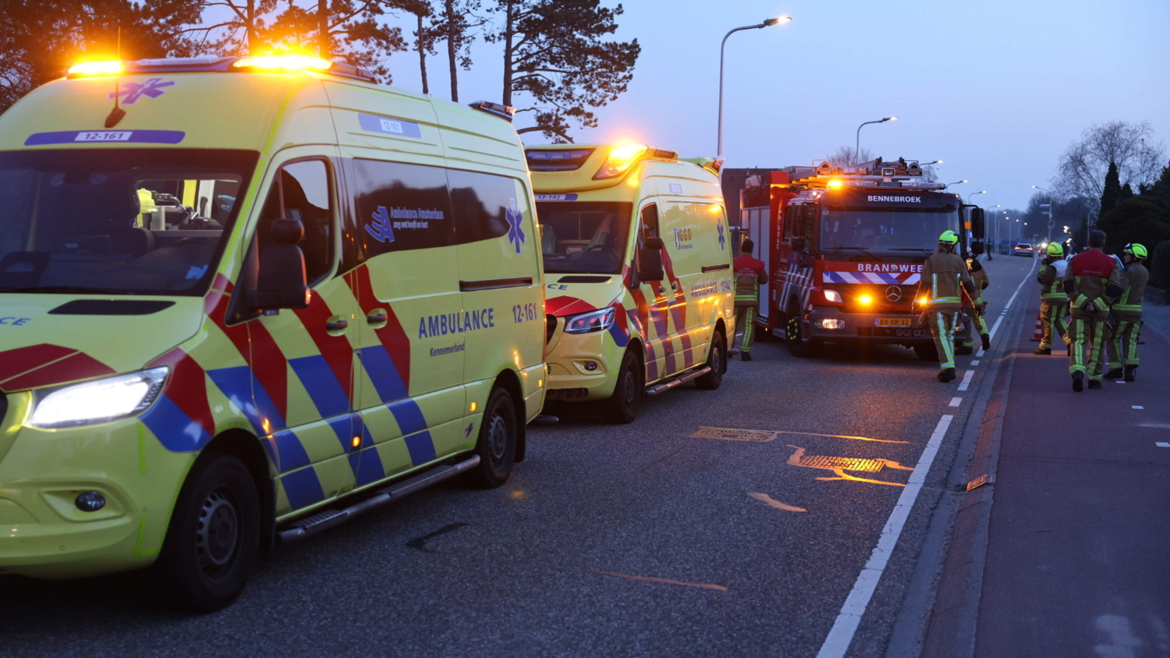 Vehicle in water at Leidsevaart in Bennebroek, bystander rushes to help