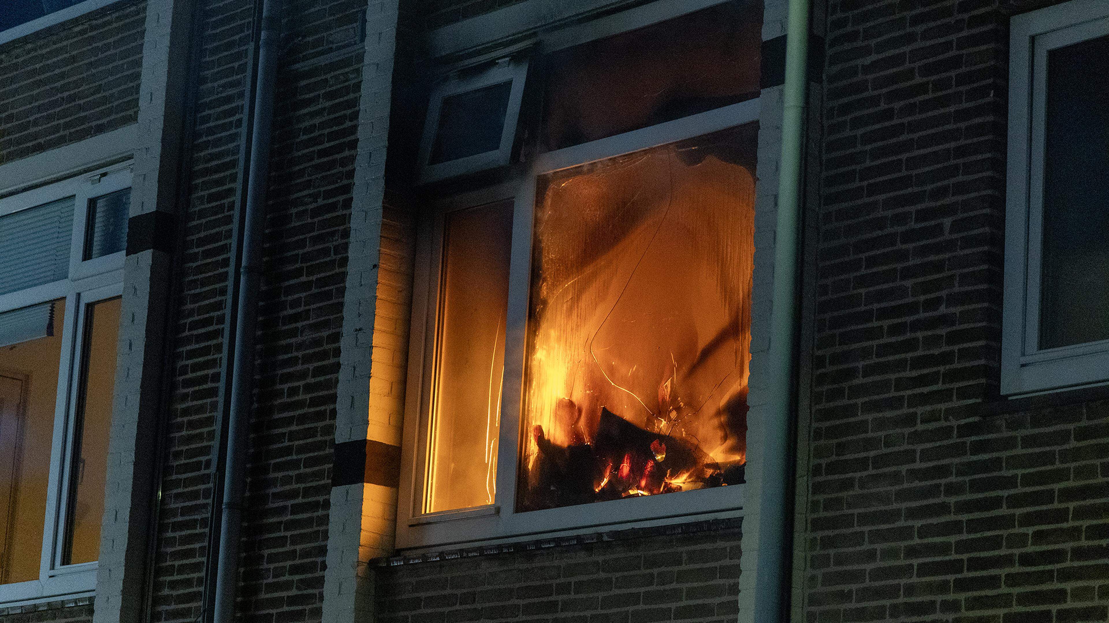 Felle brand in woning Haarlem, man uit pand gered. Politie houdt andere man in de buurt aan