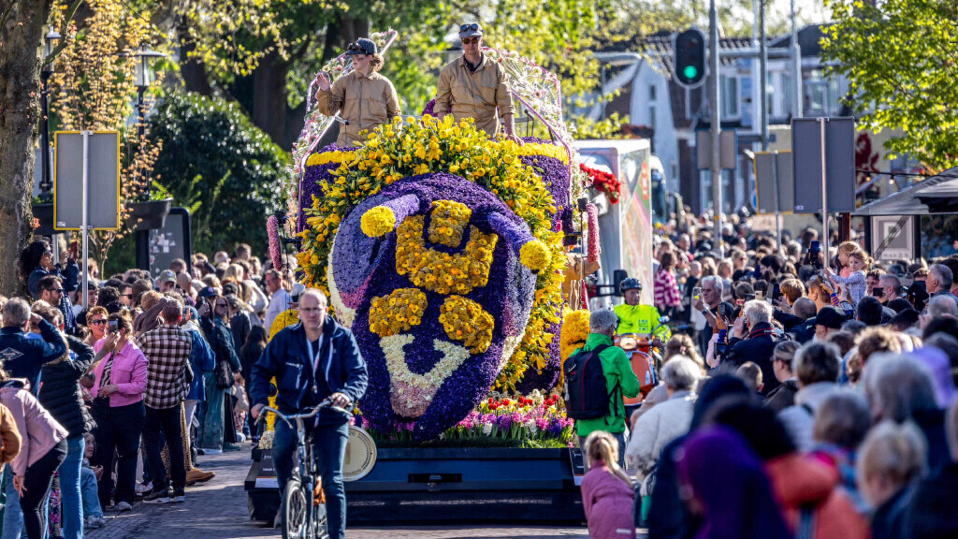 Hillegom turns out for annual flower festival. ‘Parade remains the moment everyone comes out again’
