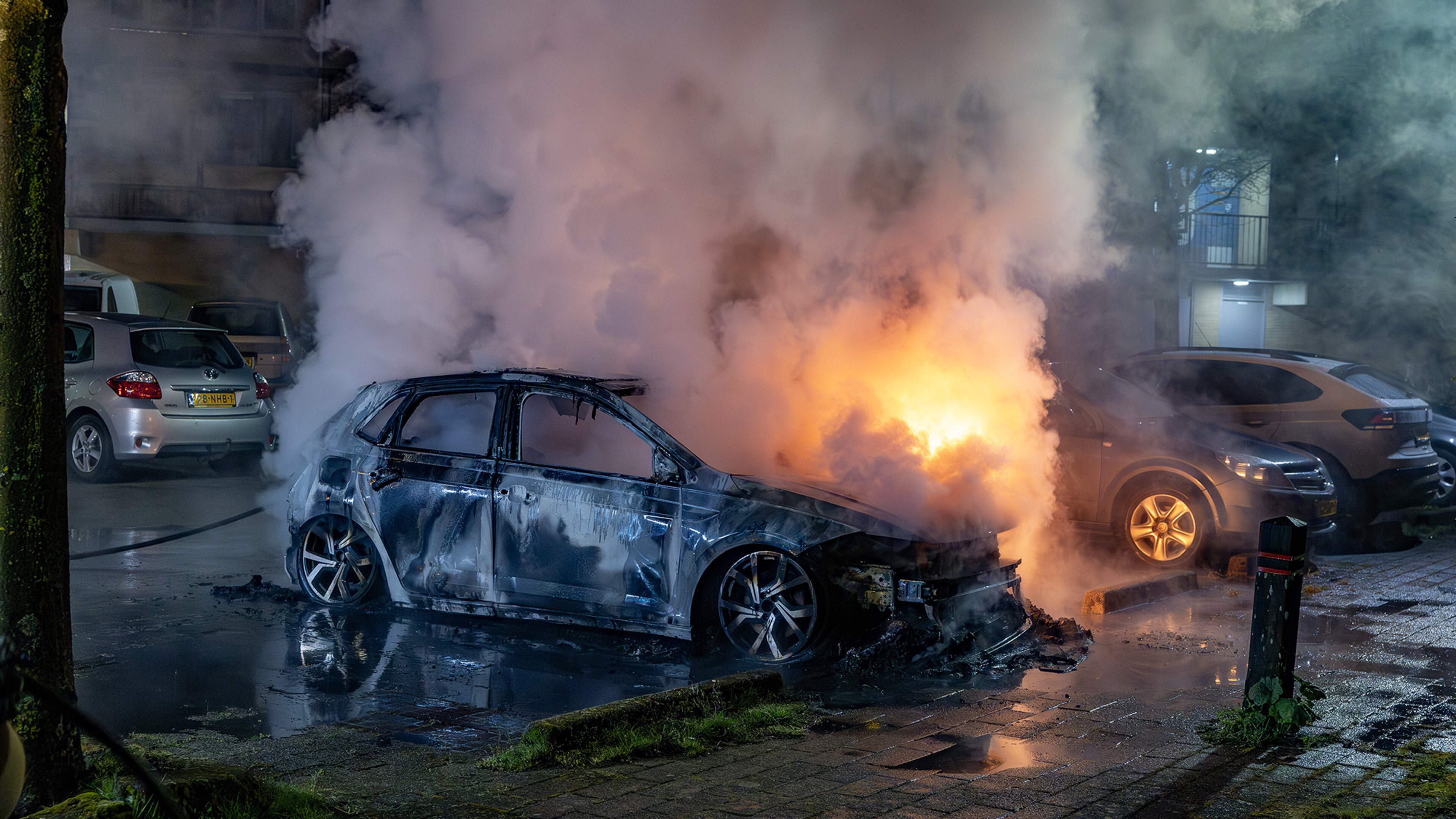 Car fire in Hoofddorp parking lot, cause unknown