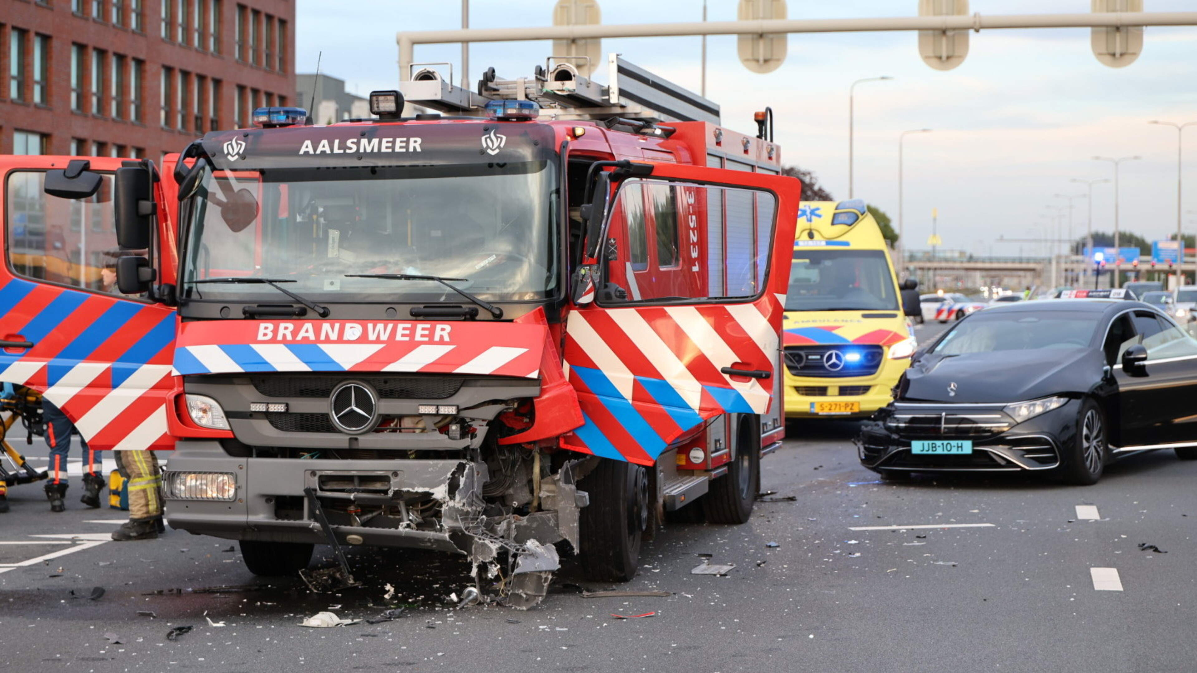 Fire truck significantly damaged in collision with taxi in Hoofddorp