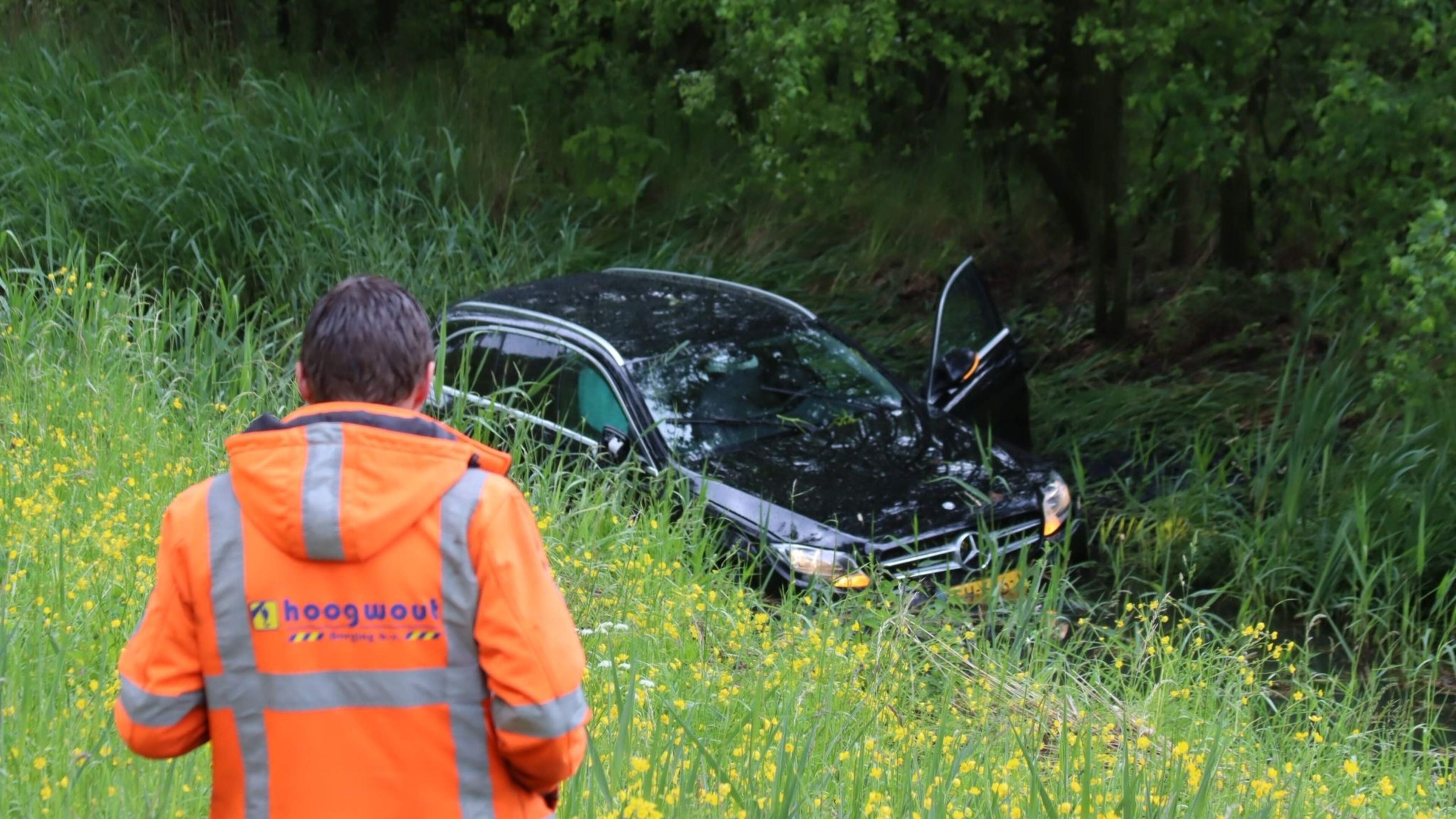 Car in water along N201 near Hoofddorp