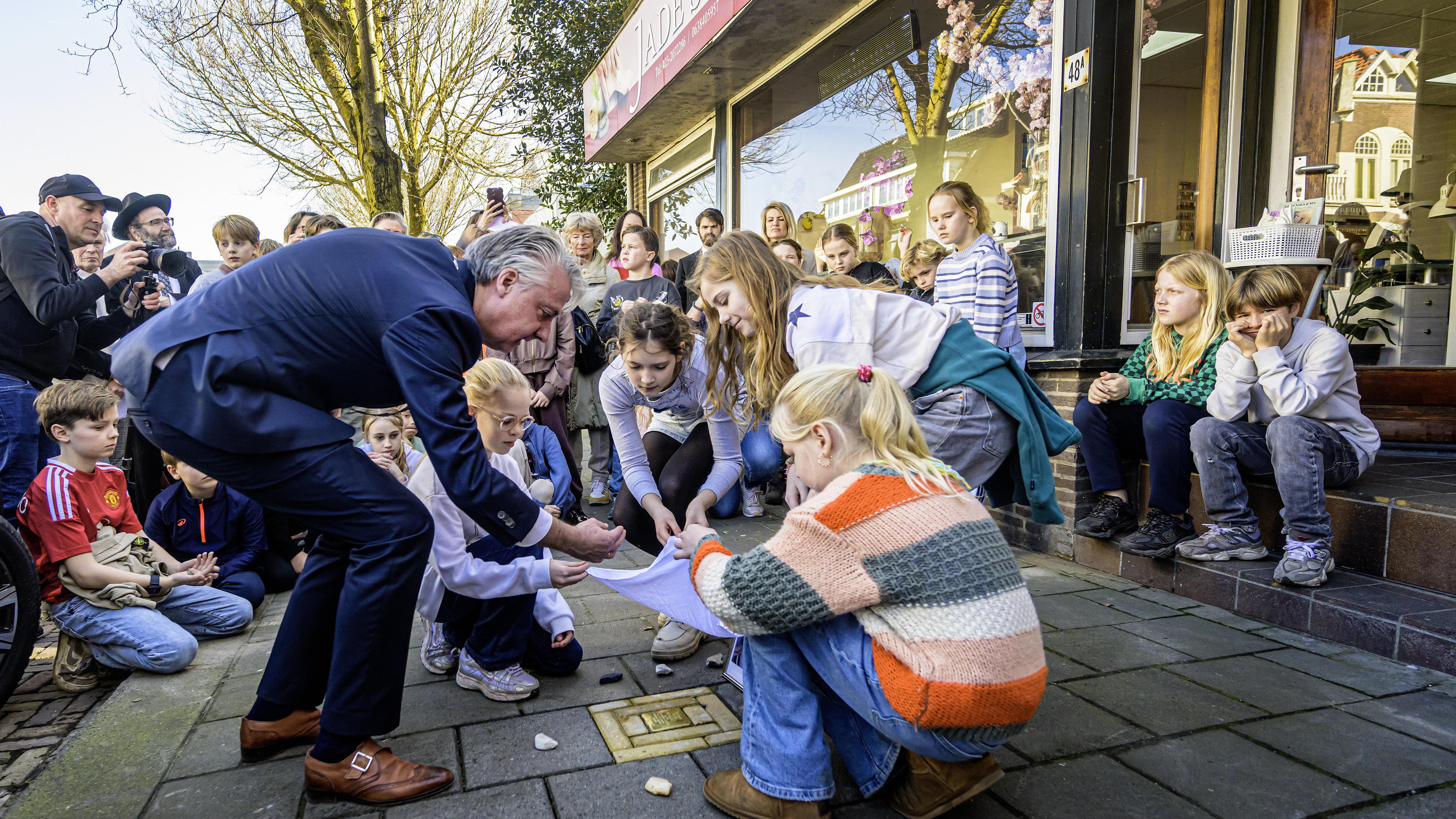 'It's special that this still happens,' says Max (8) from Zandvoort after unveiling stumbling stones in his street
