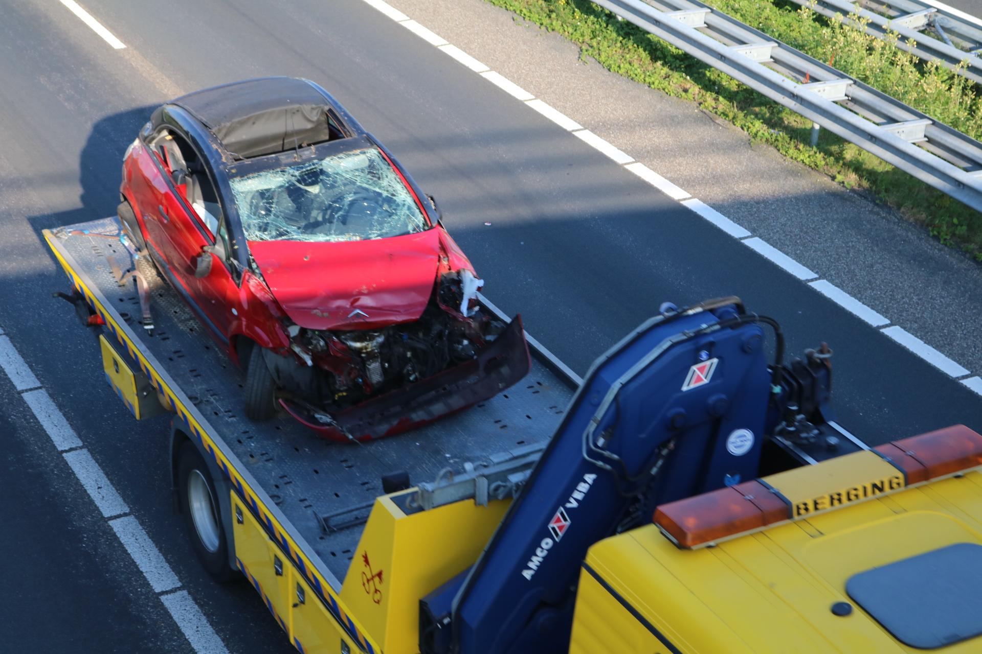 Auto over de kop en ongeval met motor op A44 bij Abbenes