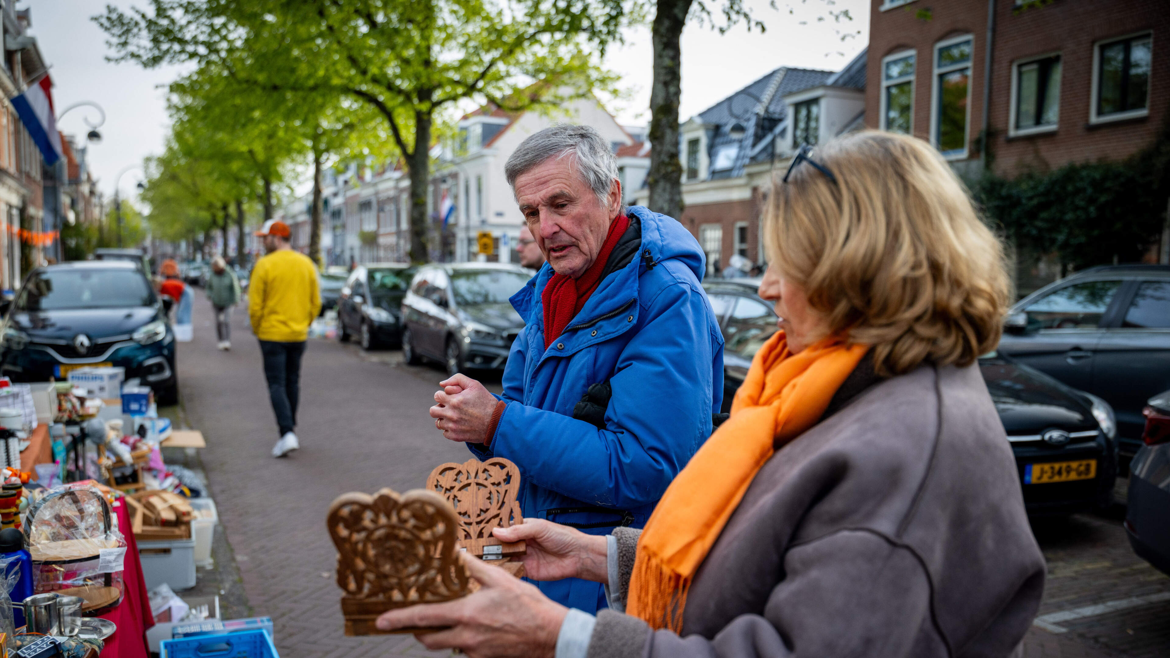 Magnifying glass at the ready, Haarlem appraiser Cees scours the flea market for gems: ‘Experience gives you an antenna for quality’