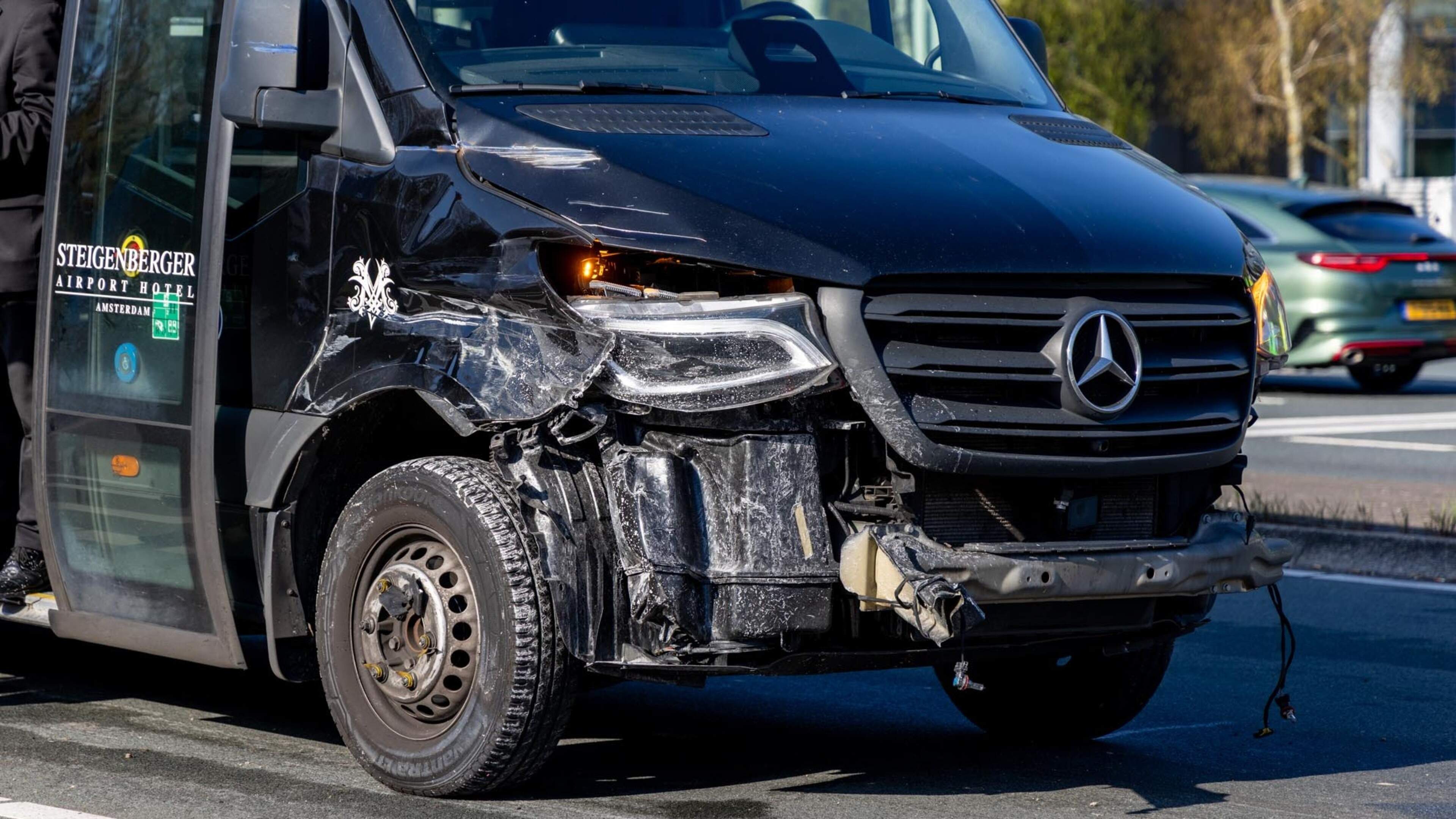 Collision with truck on N232 near Schiphol, heavy damage and delays