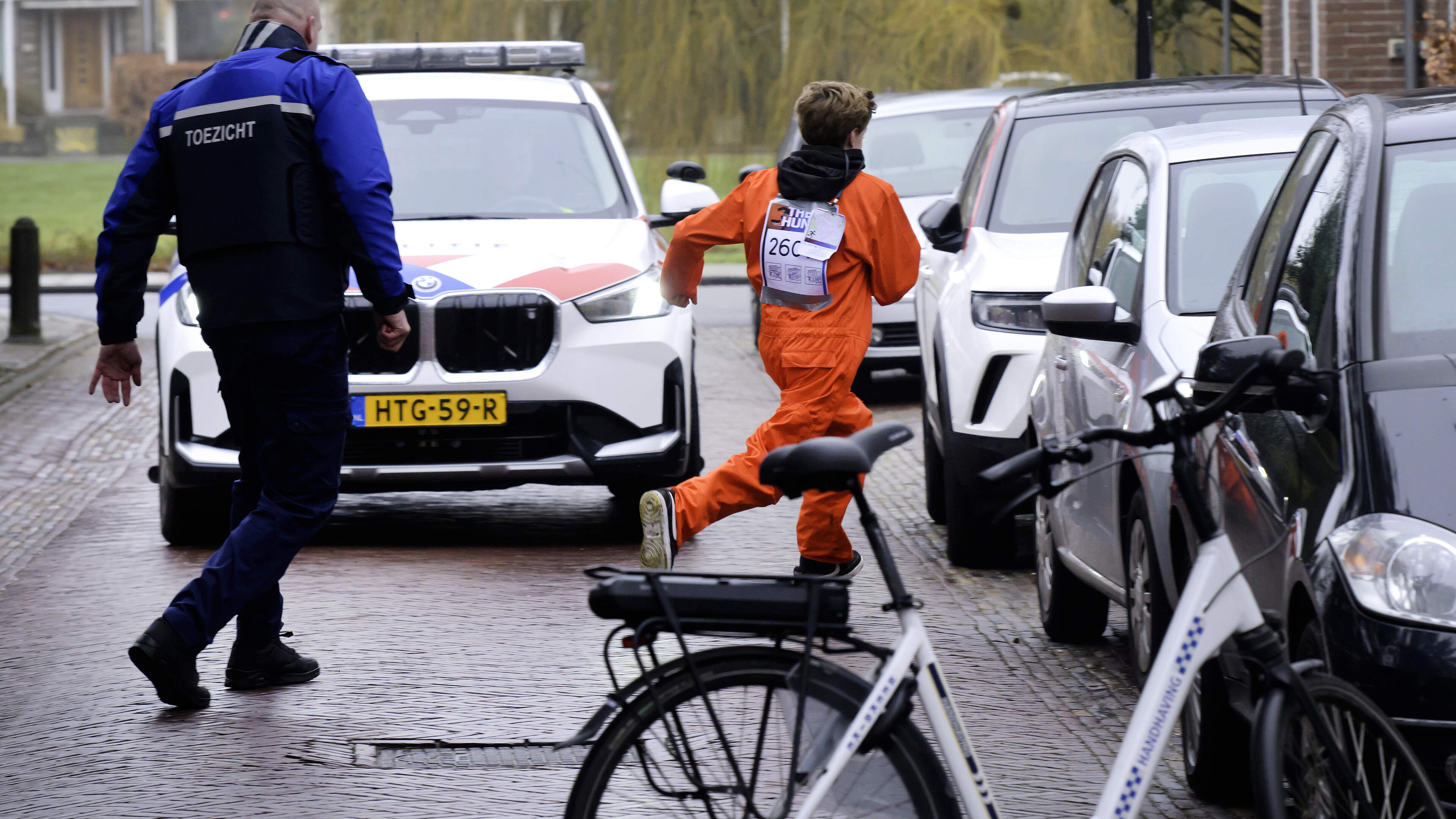 Teens flee police and wardens en masse in heart of Bloemendaal: Game of tag quickly turns serious