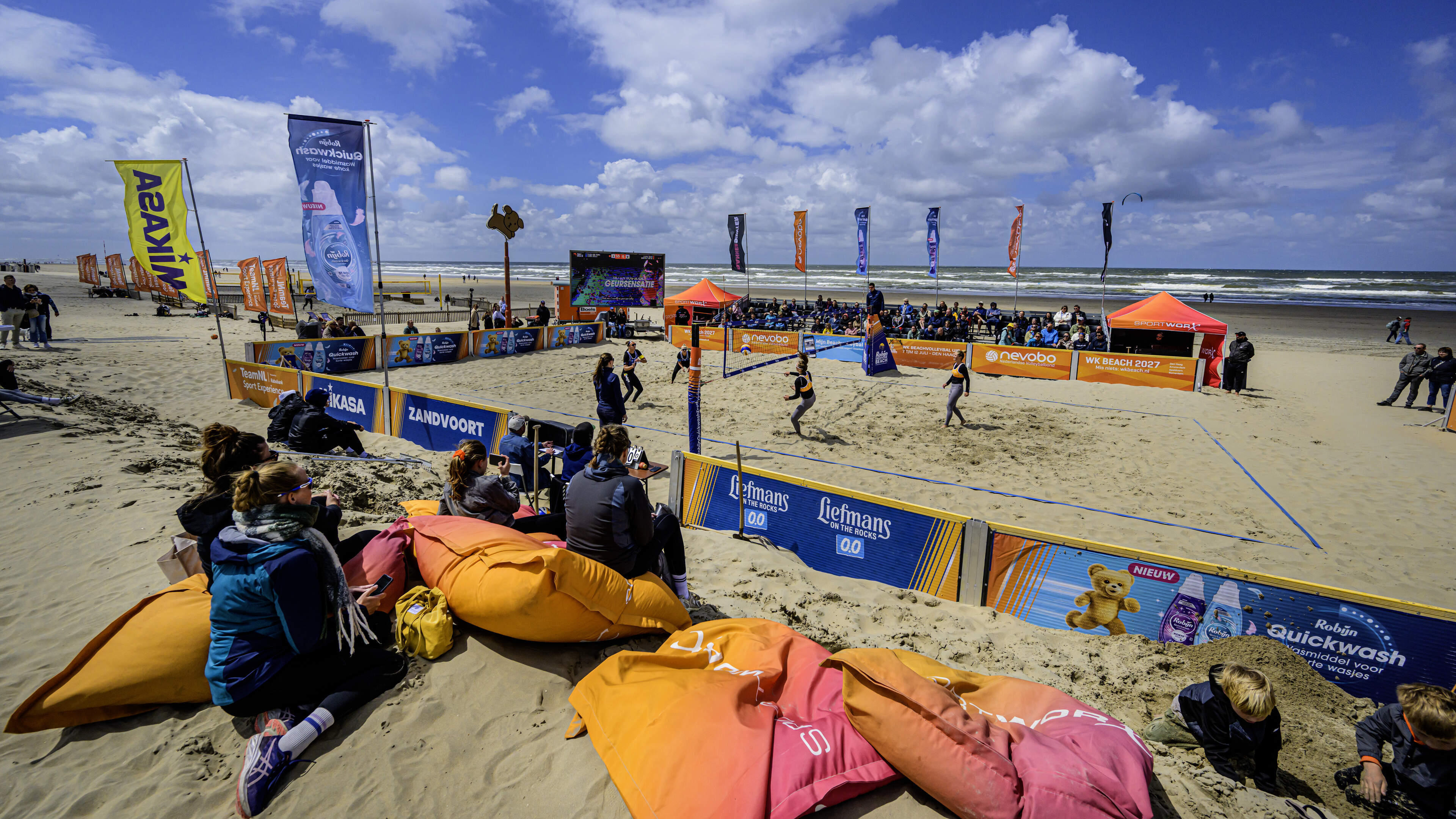 Not much sun and plenty of wind at Zandvoort beach volleyball, but that doesn't dampen the fun
