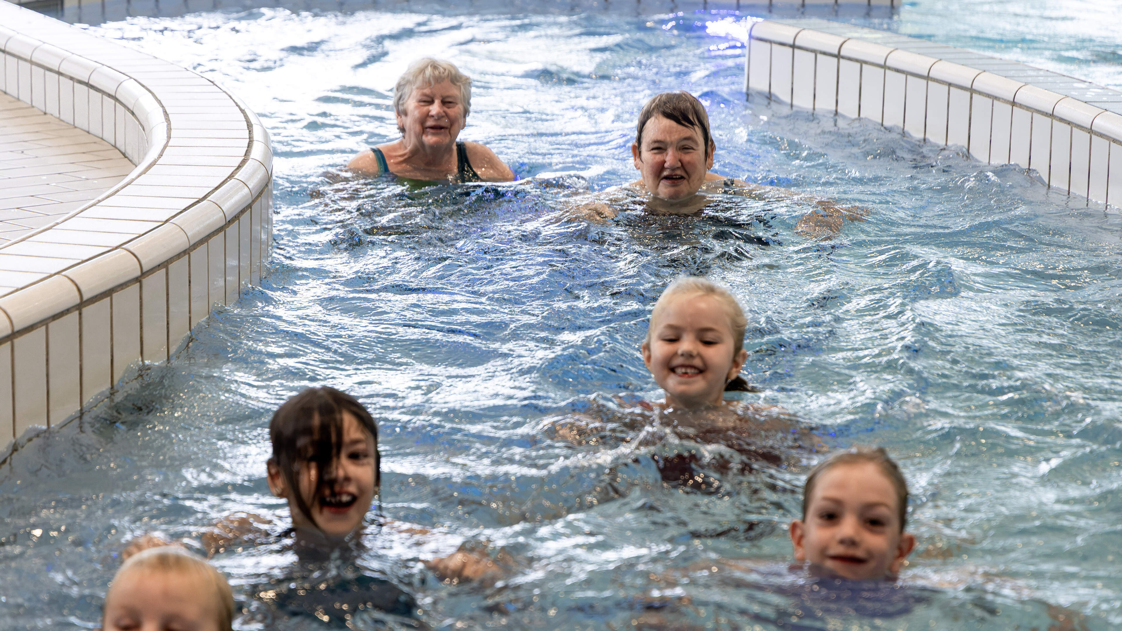 Seniors and parents with young children have a special hour at Boerhaavebad: No splashing around here