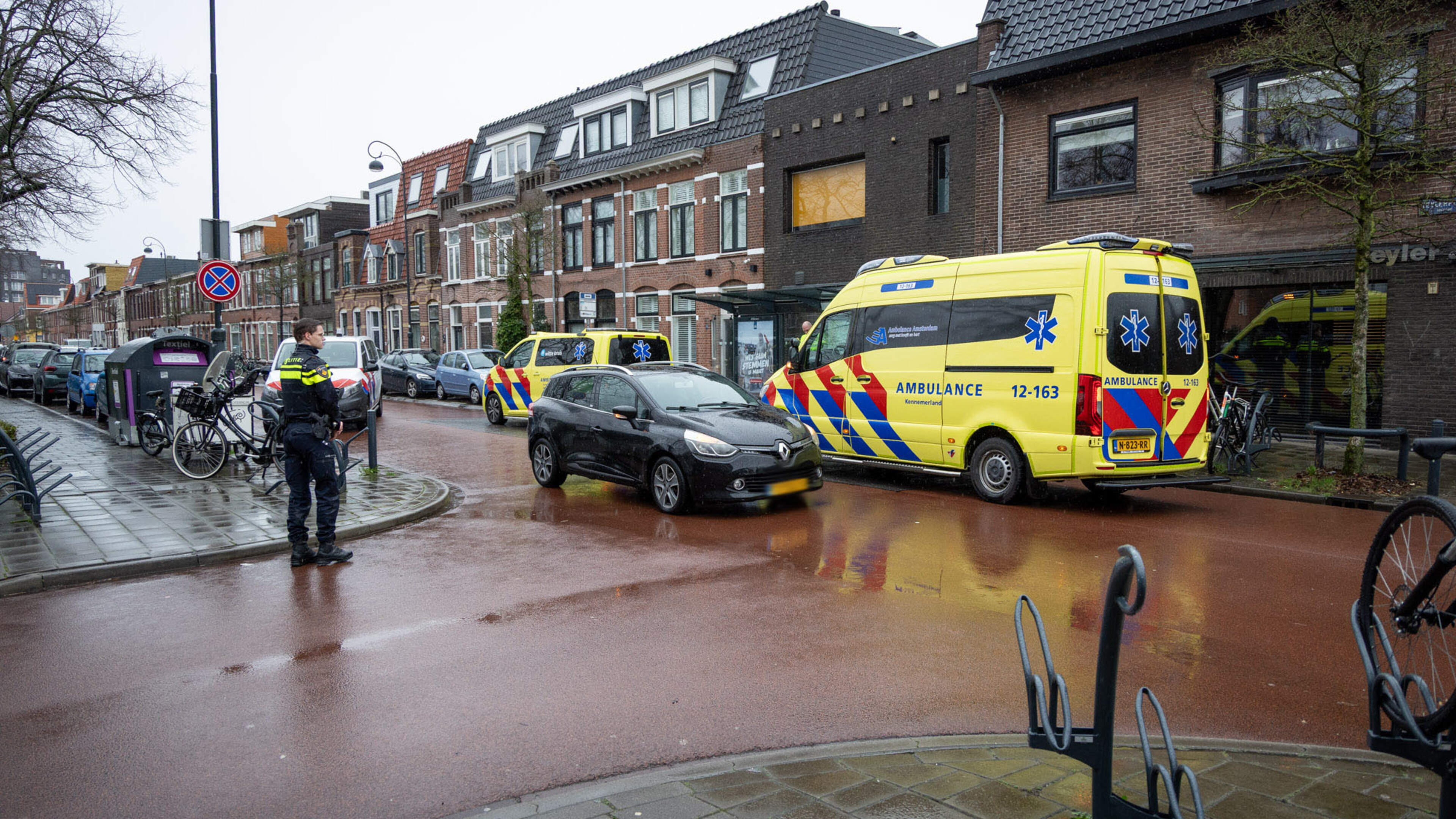 Cyclist and child injured in collision with car in Haarlem