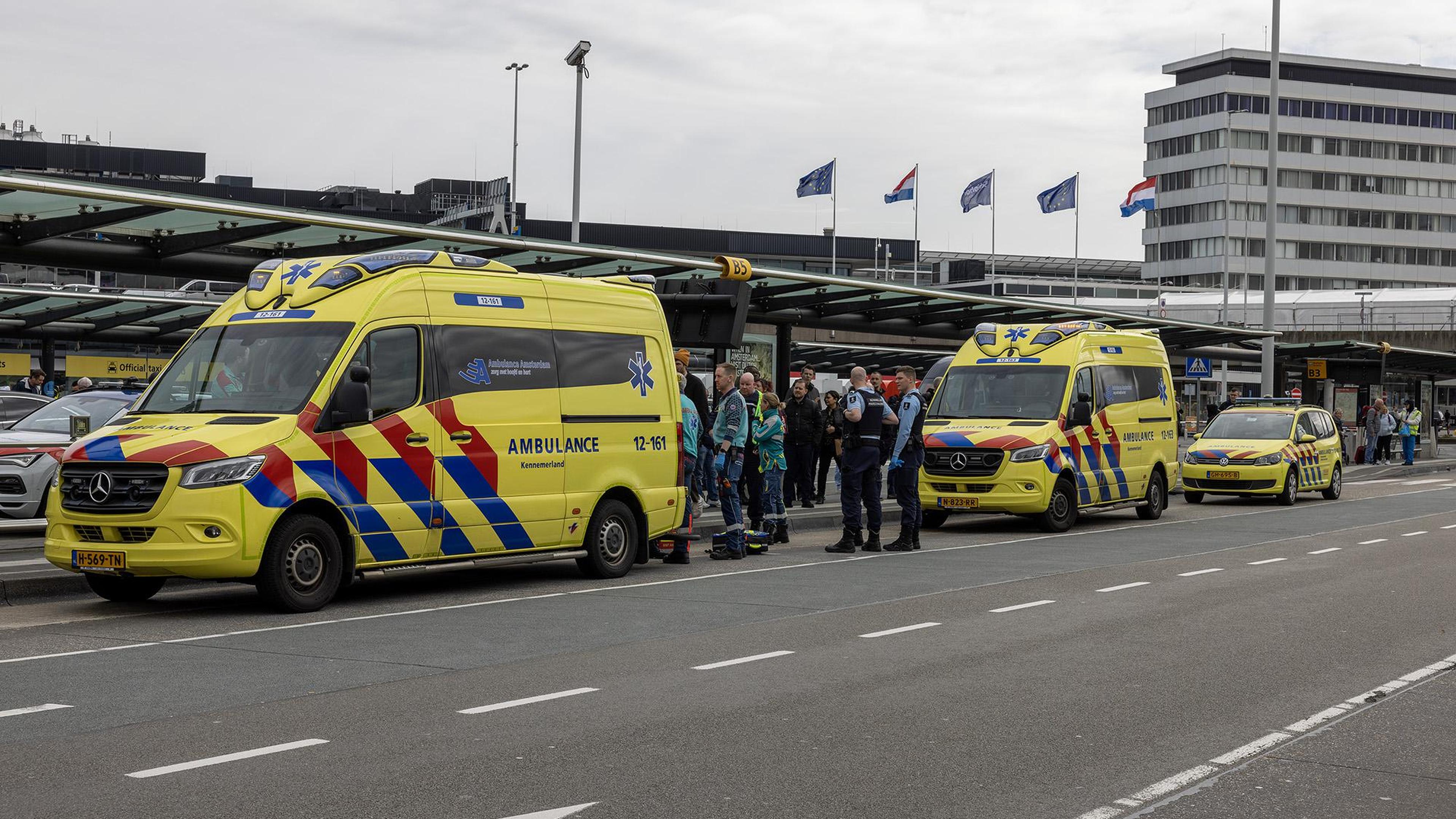 Man Springt Van 10 Meter Hoog Dak Schiphol Plaza Naar Beneden: Ernstig ...