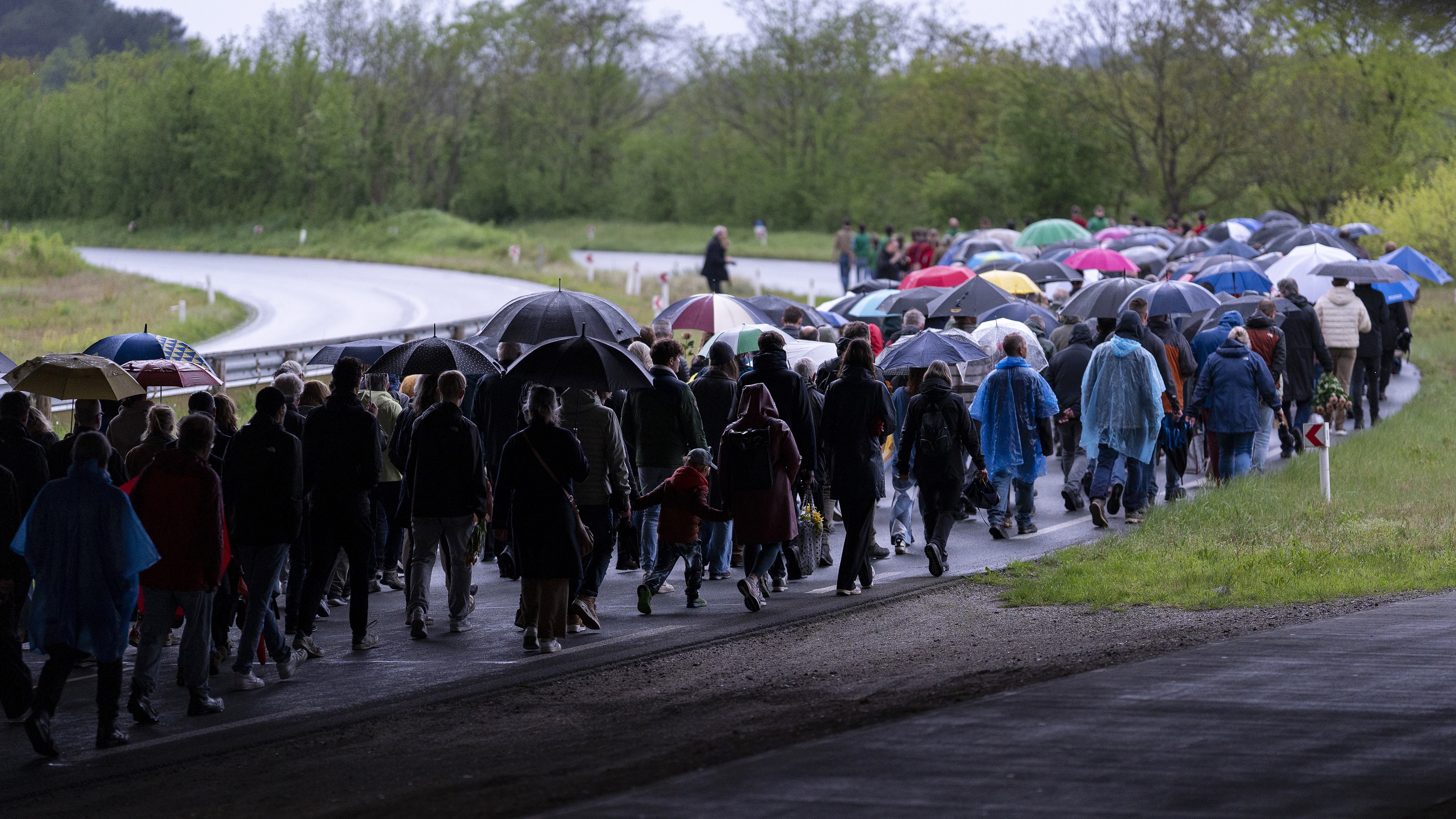 Stille tocht naar Eerebegraafplaats, nabestaanden lopen voorop over de Zeeweg in Overveen