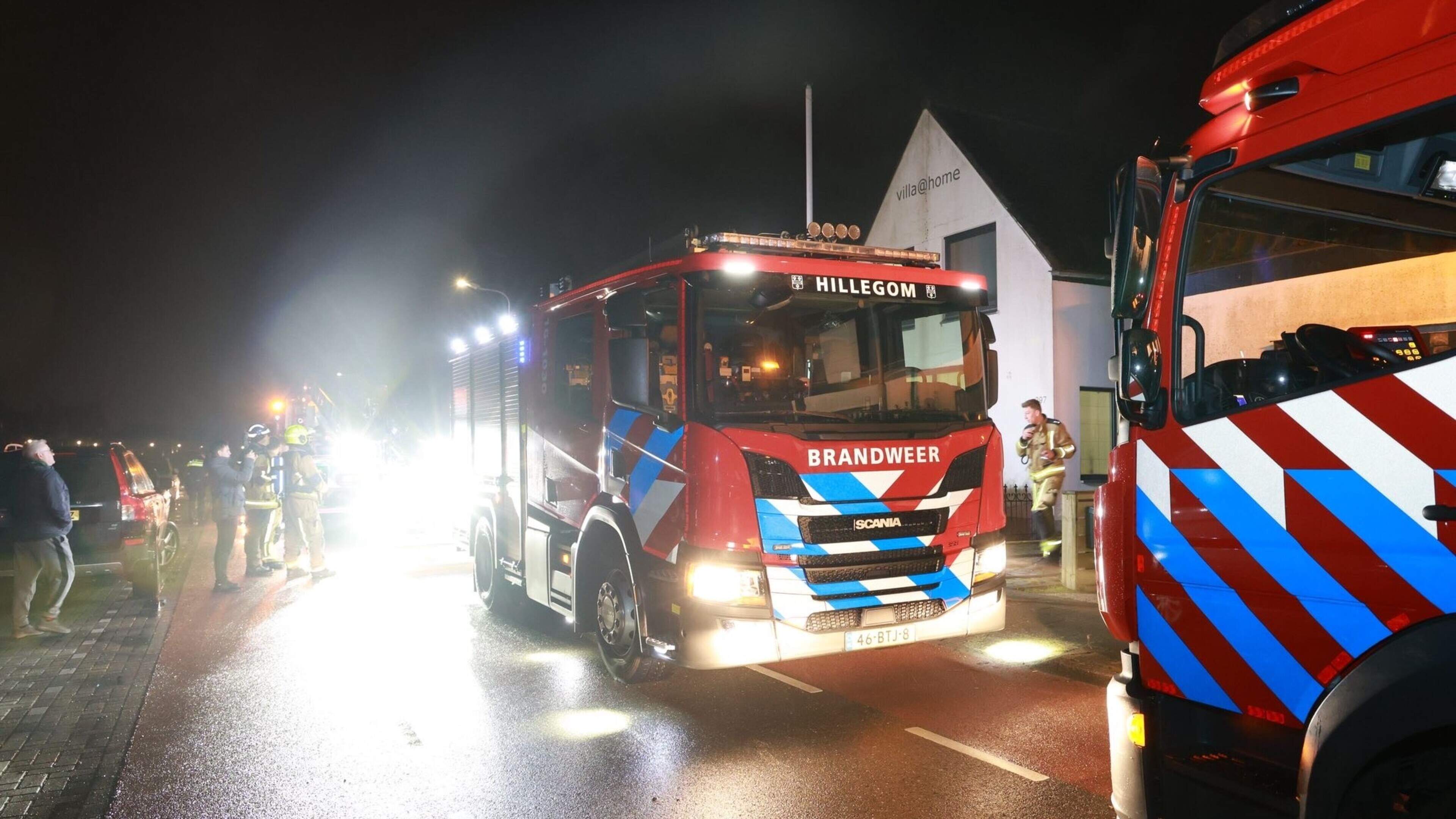 Brand in dak van woning op dijk in Beinsdorp, weg afgesloten