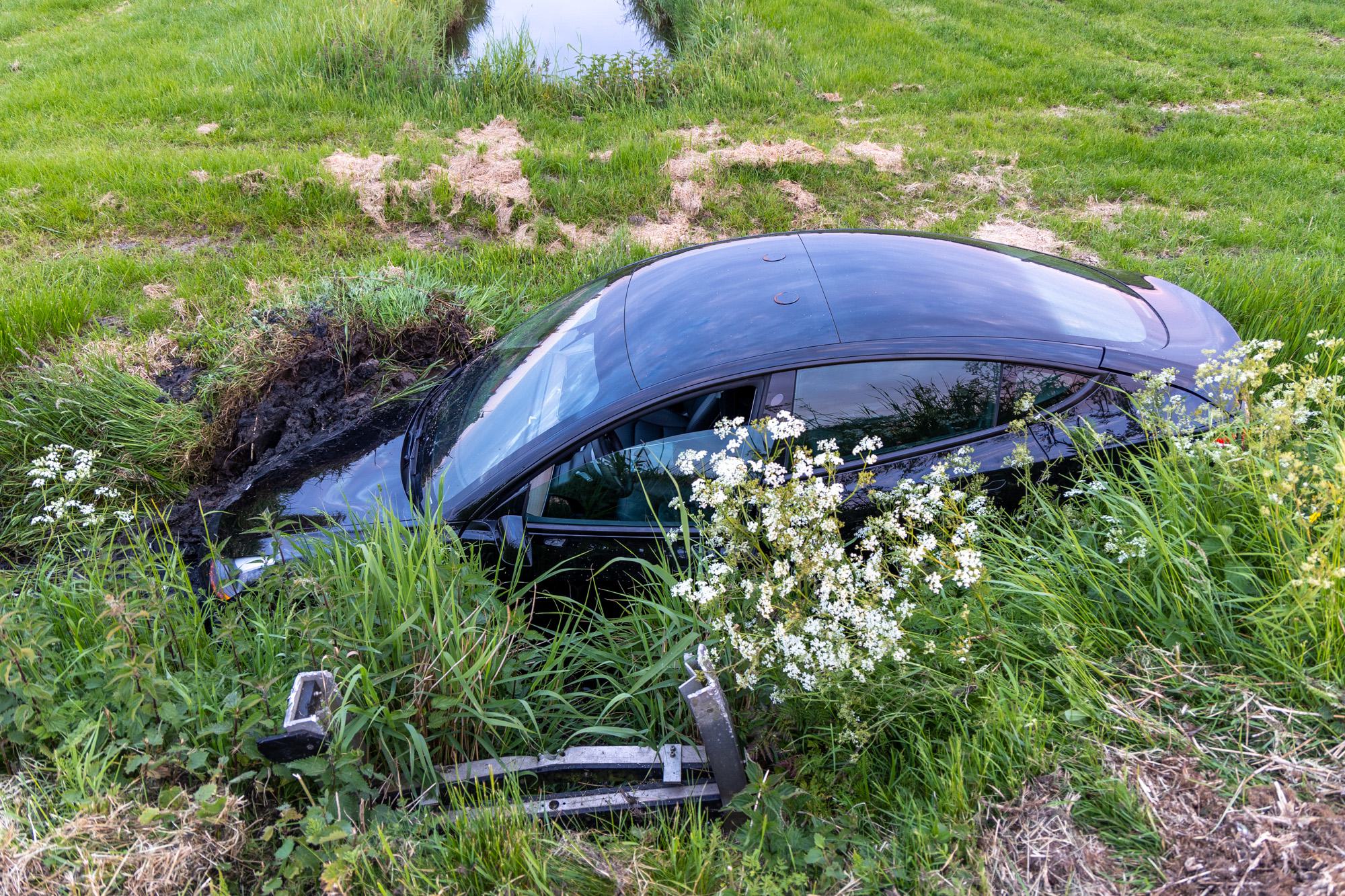 Taxi belandt in sloot Cruquius, chauffeur ongedeerd