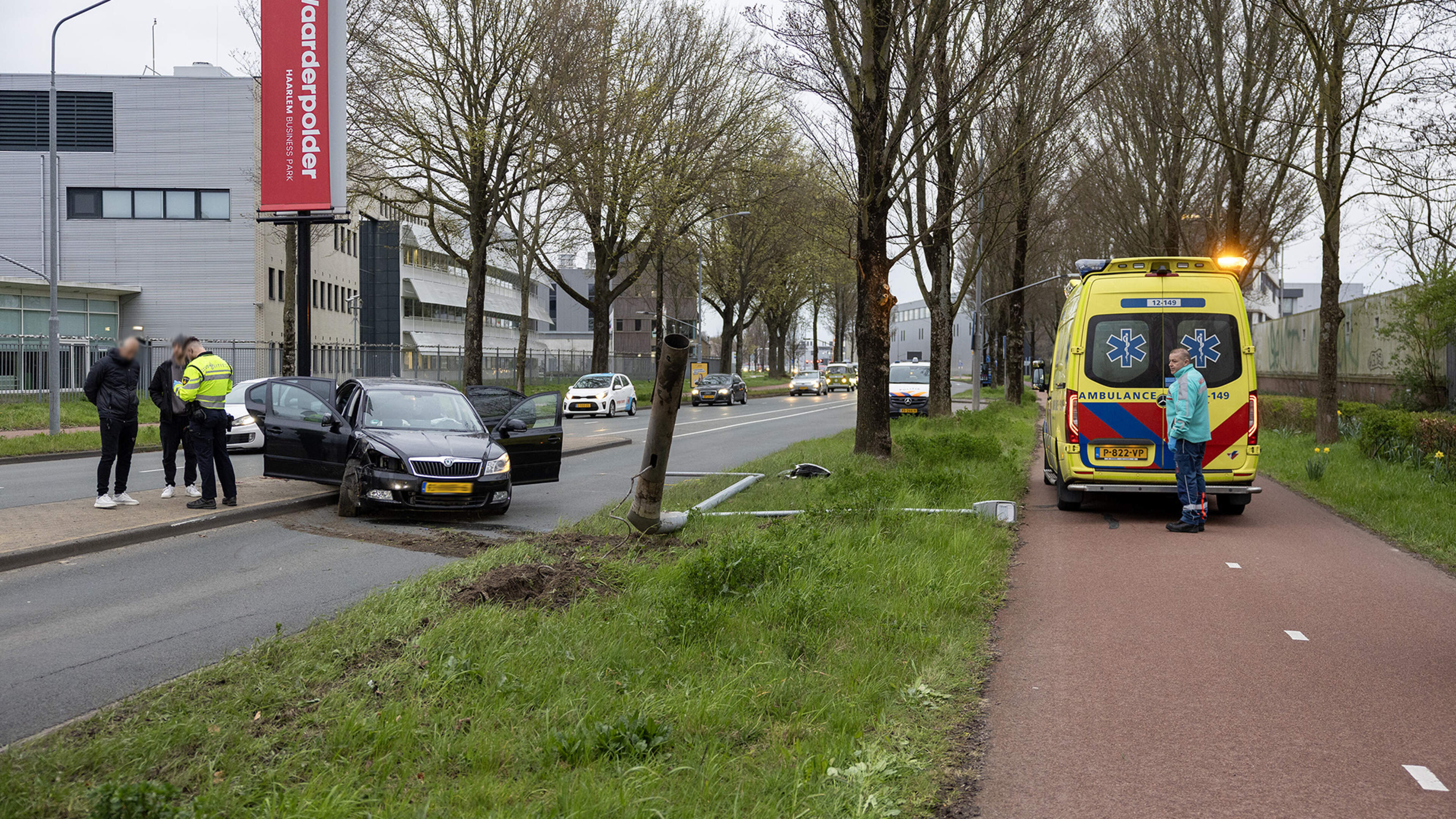 Car ends up on grass and hits lamppost along Oudeweg in Haarlem