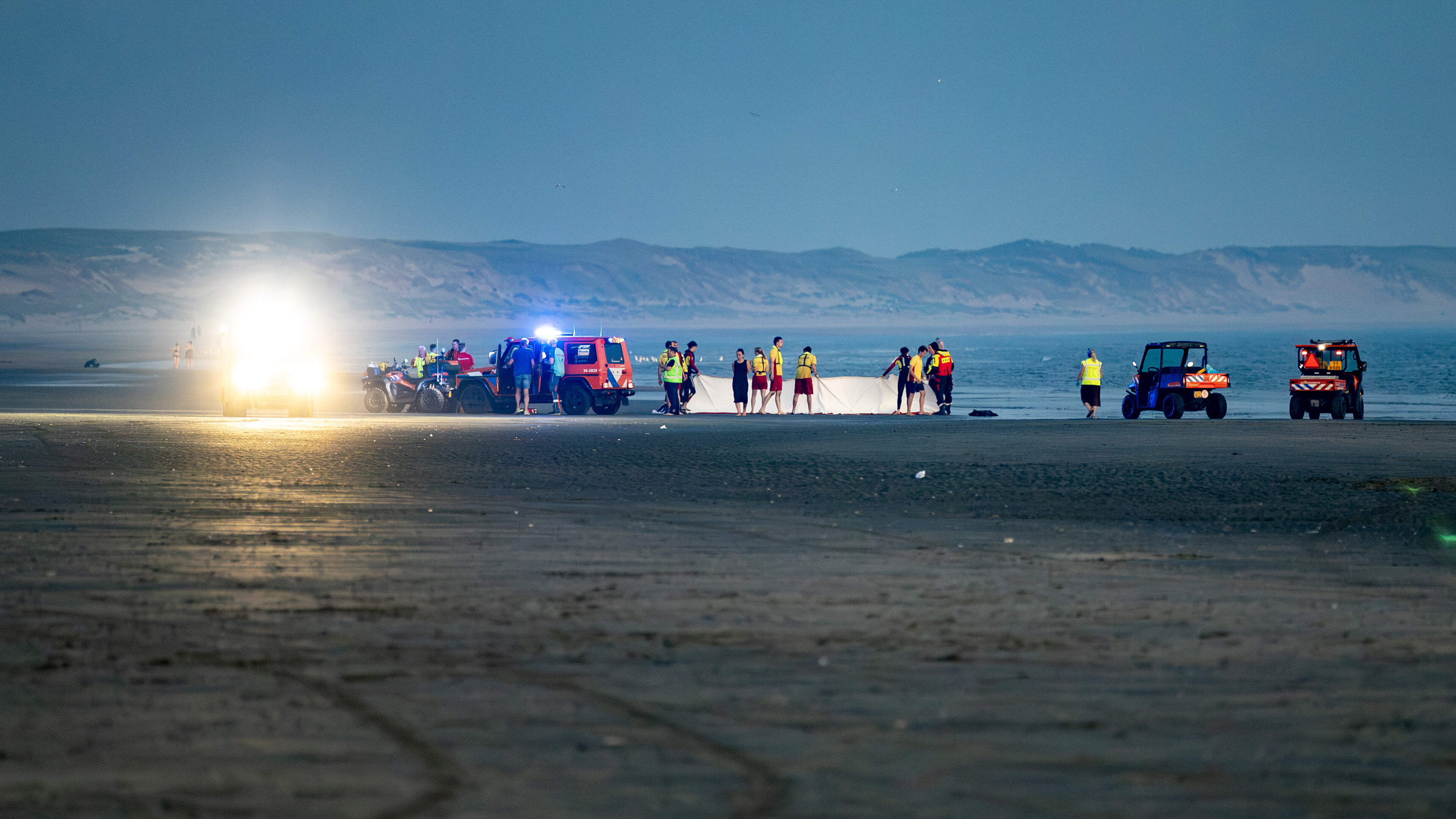 Major search in IJmuiden for two drowning victims, one rescued: 'Considering all scenarios'