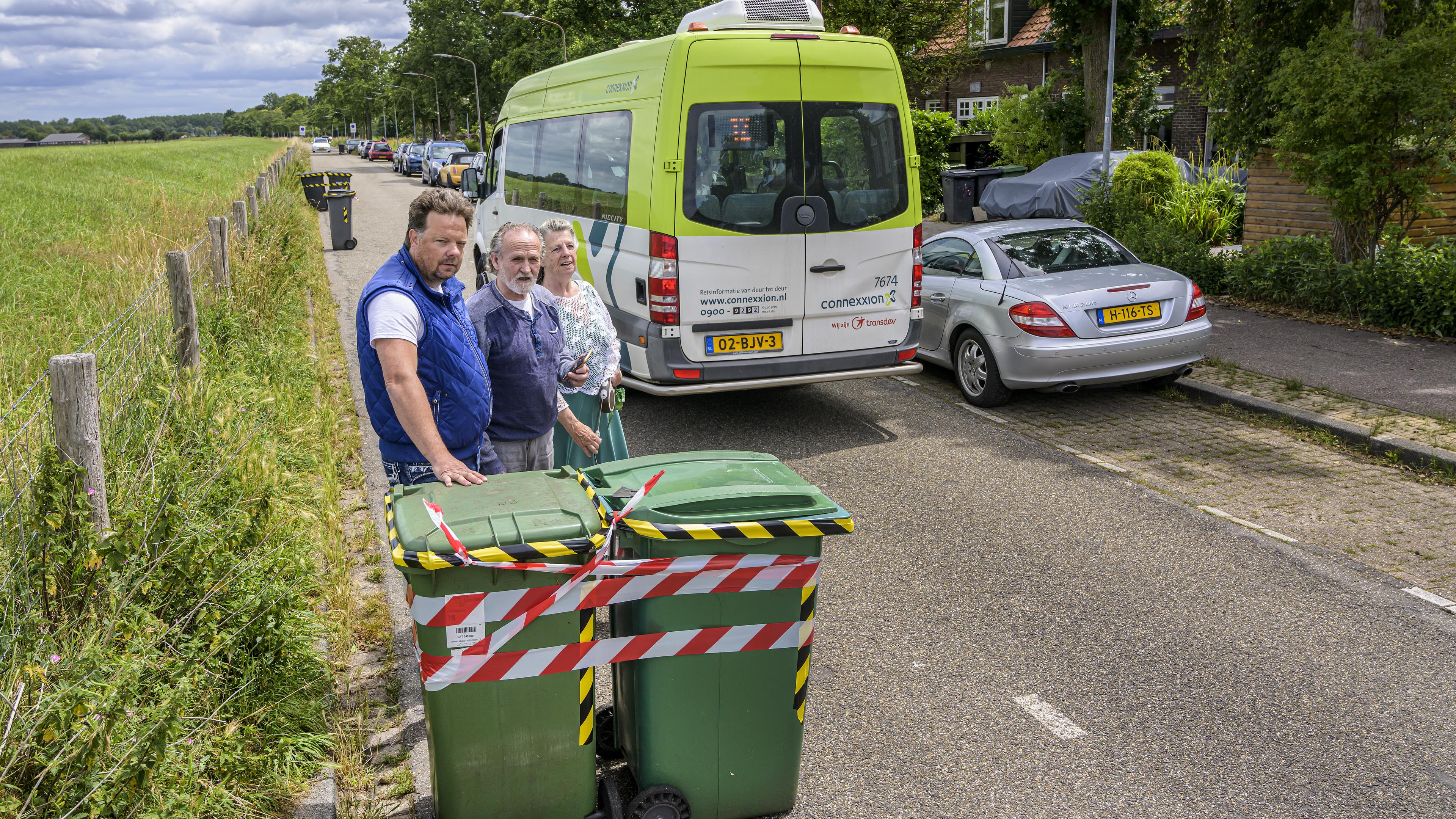 Bewoners rustige Slaperdijkweg zetten kliko’s neer tegen hardrijdende auto’s. ’Rustig weggetje is in
