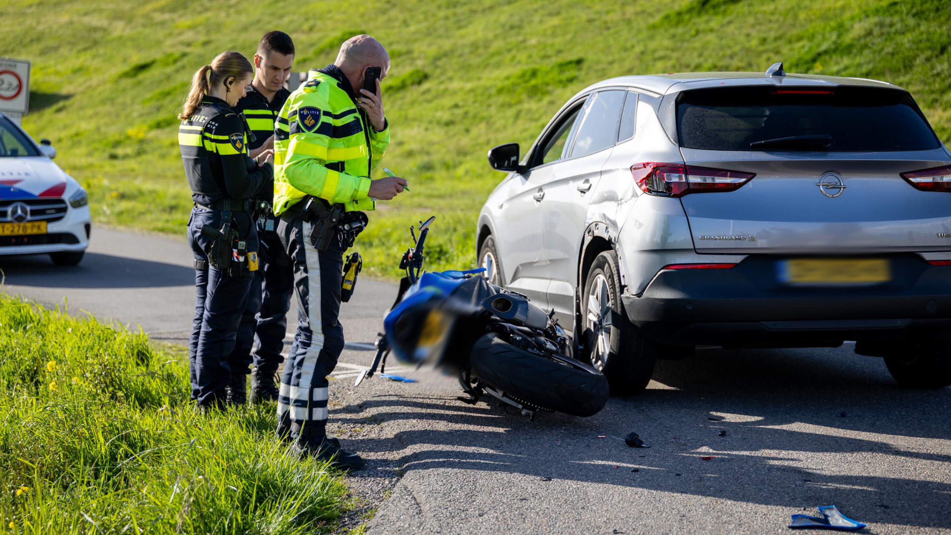 Motorcyclist injured in collision with car in Halfweg