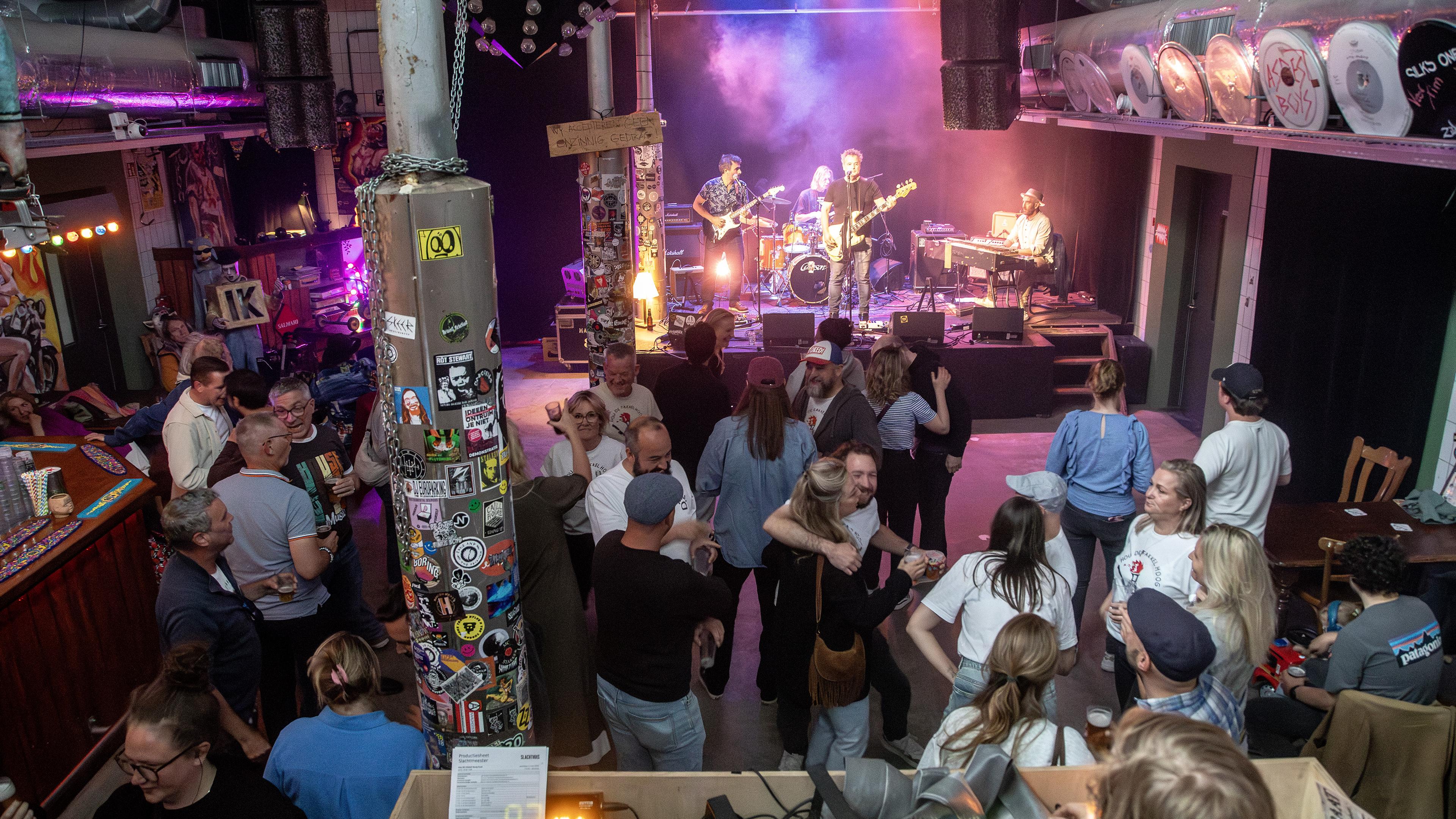 Ruim 300 bezoekers in Het Slachthuis bij ’Hou de Fakkel Hoog Fest’. Eerbetoon aan geliefde kok, muzi