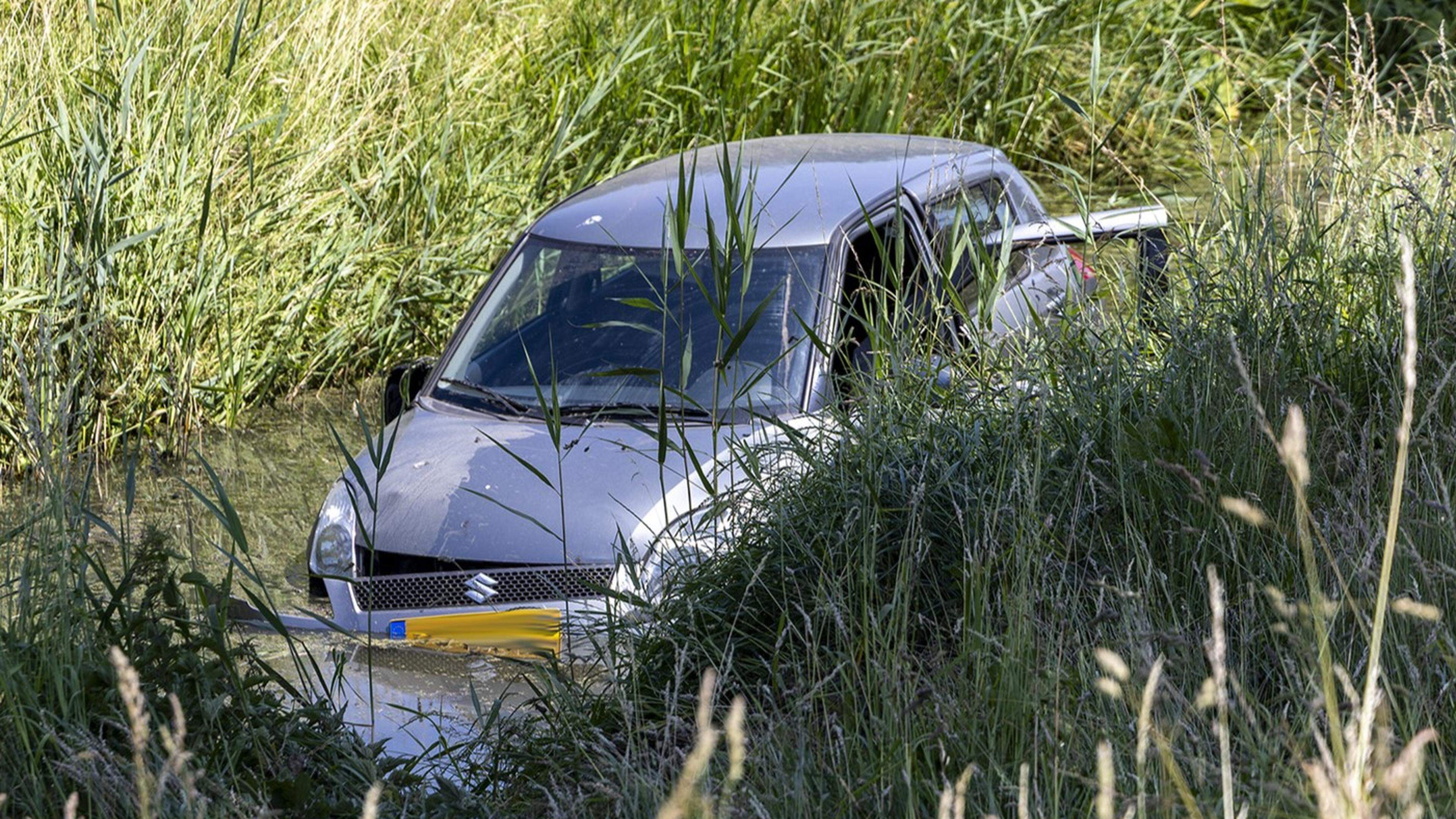 Auto te water langs de Weg om de Noord (N201) bij Hoofddorp