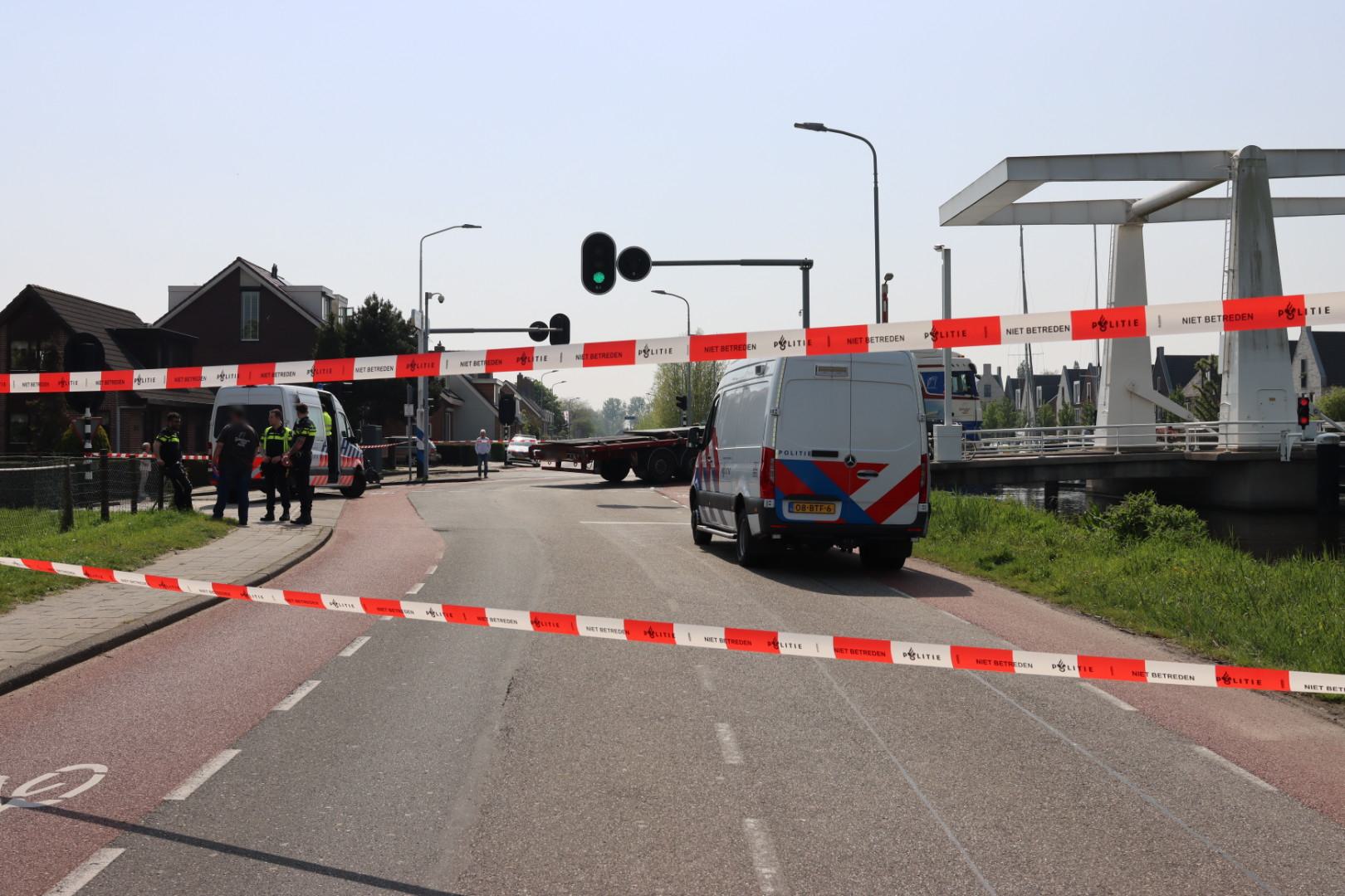 Wielrenster ernstig gewond bij botsing met vrachtwagen bij Hillegom