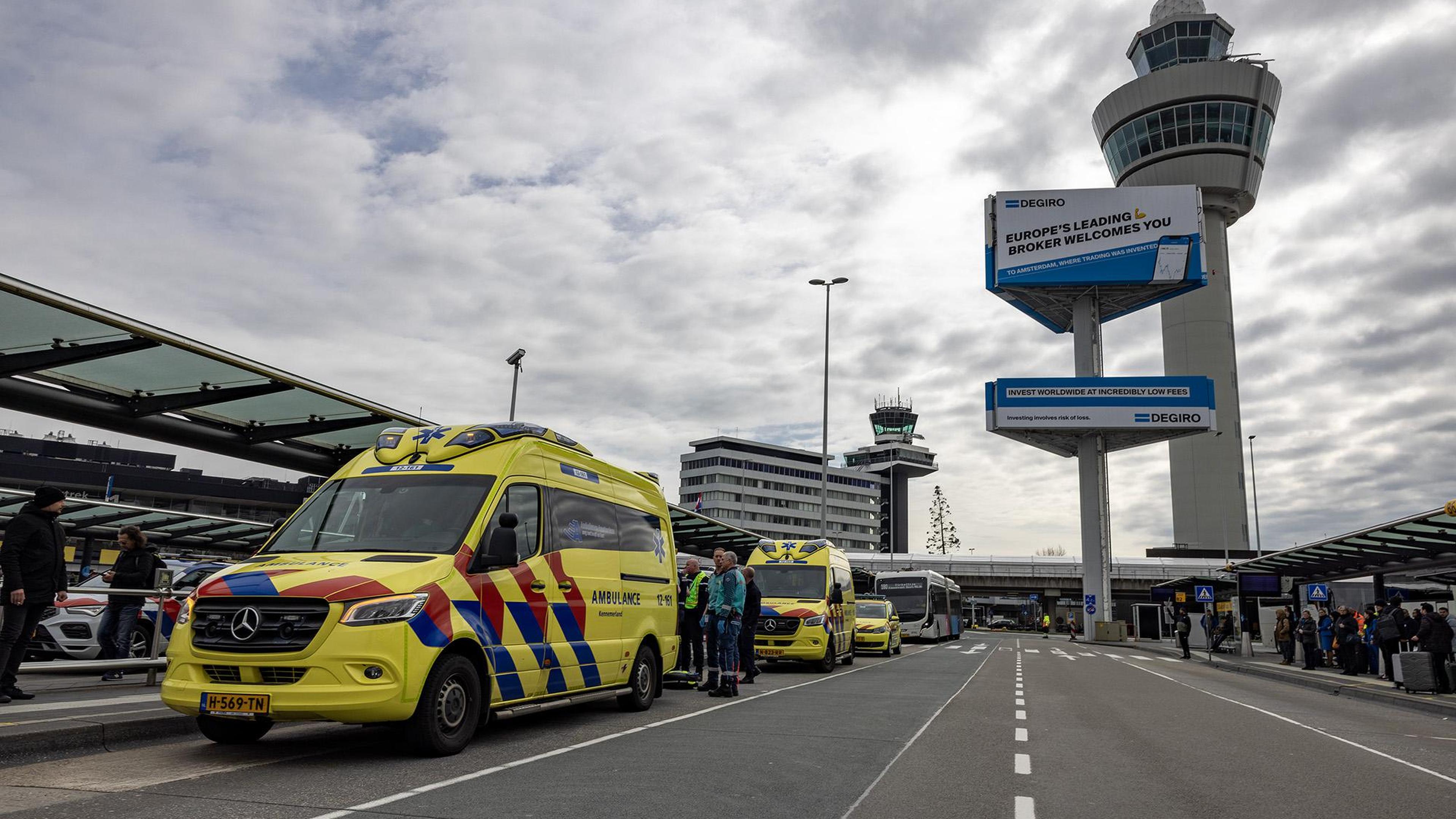 Man Springt Van 10 Meter Hoog Dak Schiphol Plaza Naar Beneden: Ernstig ...