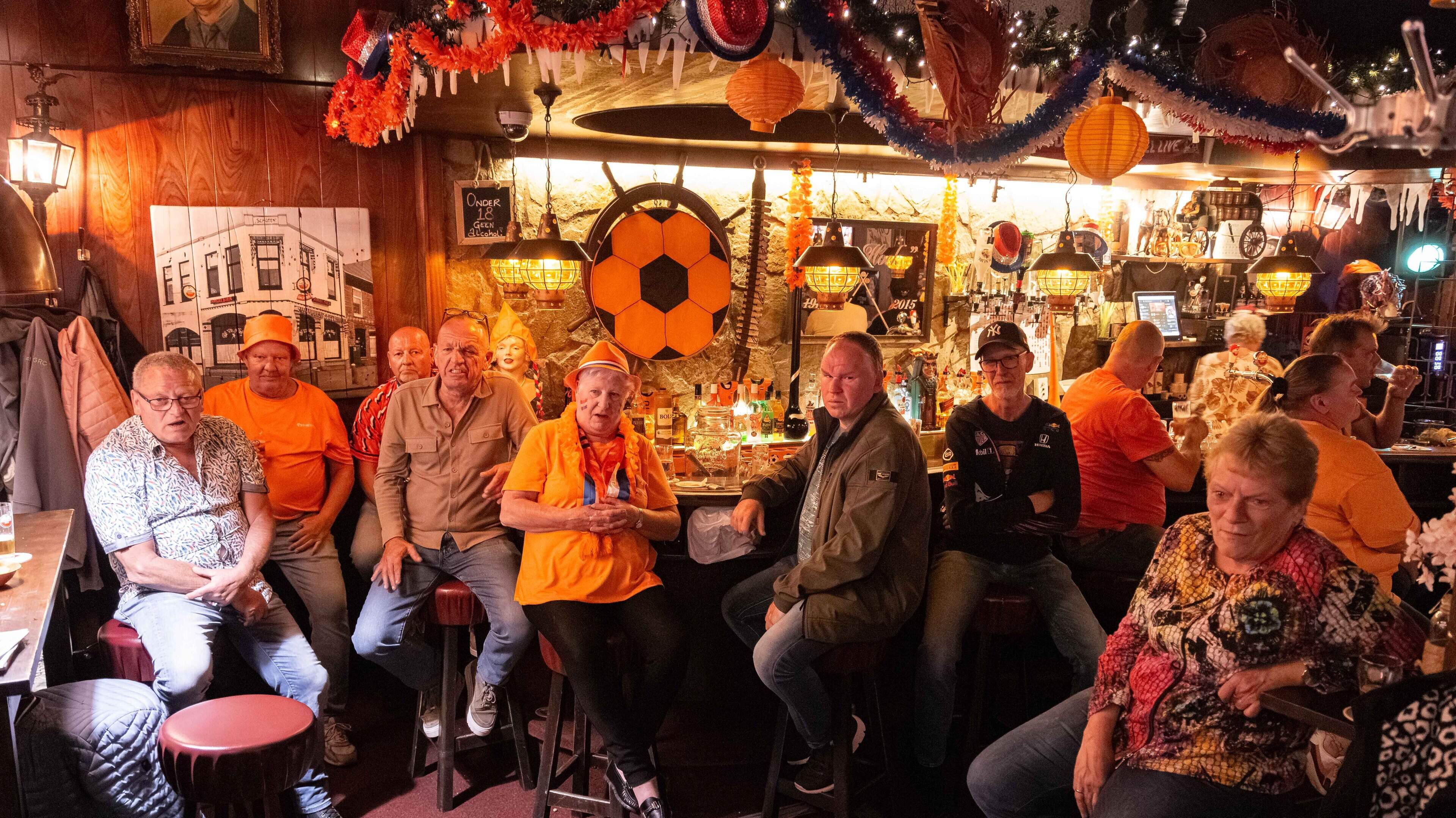 Watching football in De Hoek with much grumbling over the Netherlands' performance: 'I missed both goals, I was on the toilet'