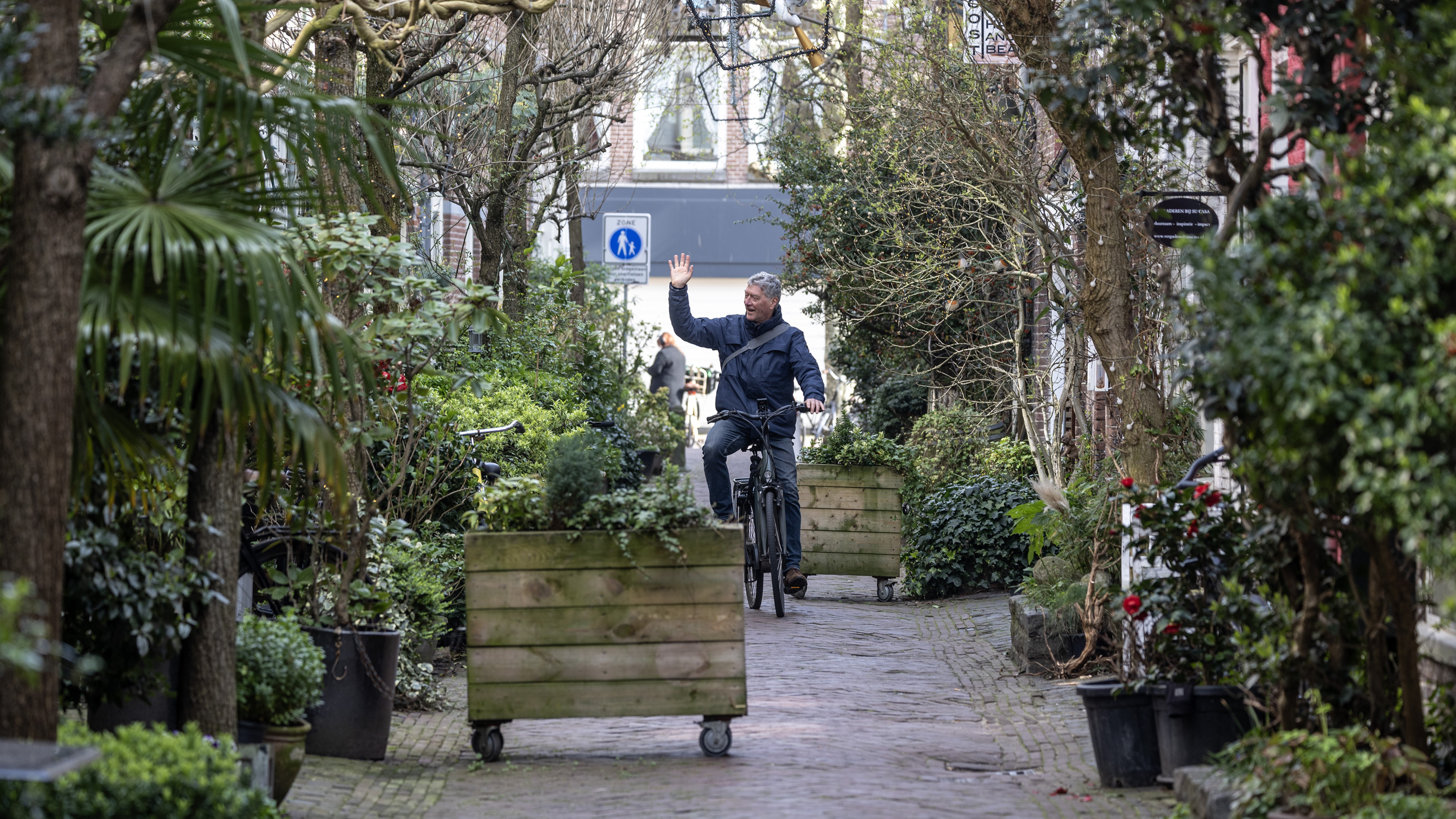 Place fences instead of signs in Korte Houtstraat to enforce cycling ban