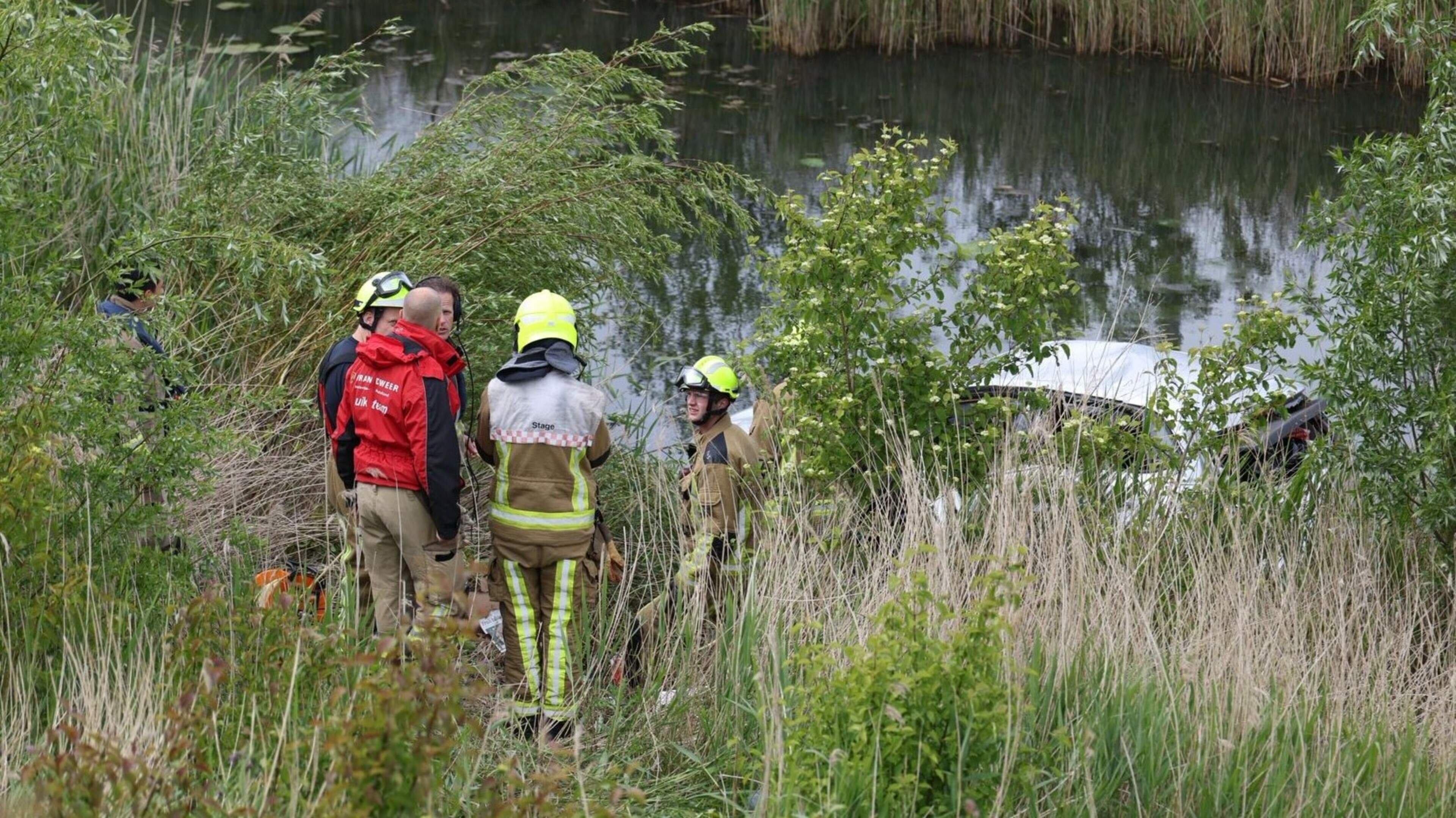 Car in water on A9 towards Badhoevedorp, road closed