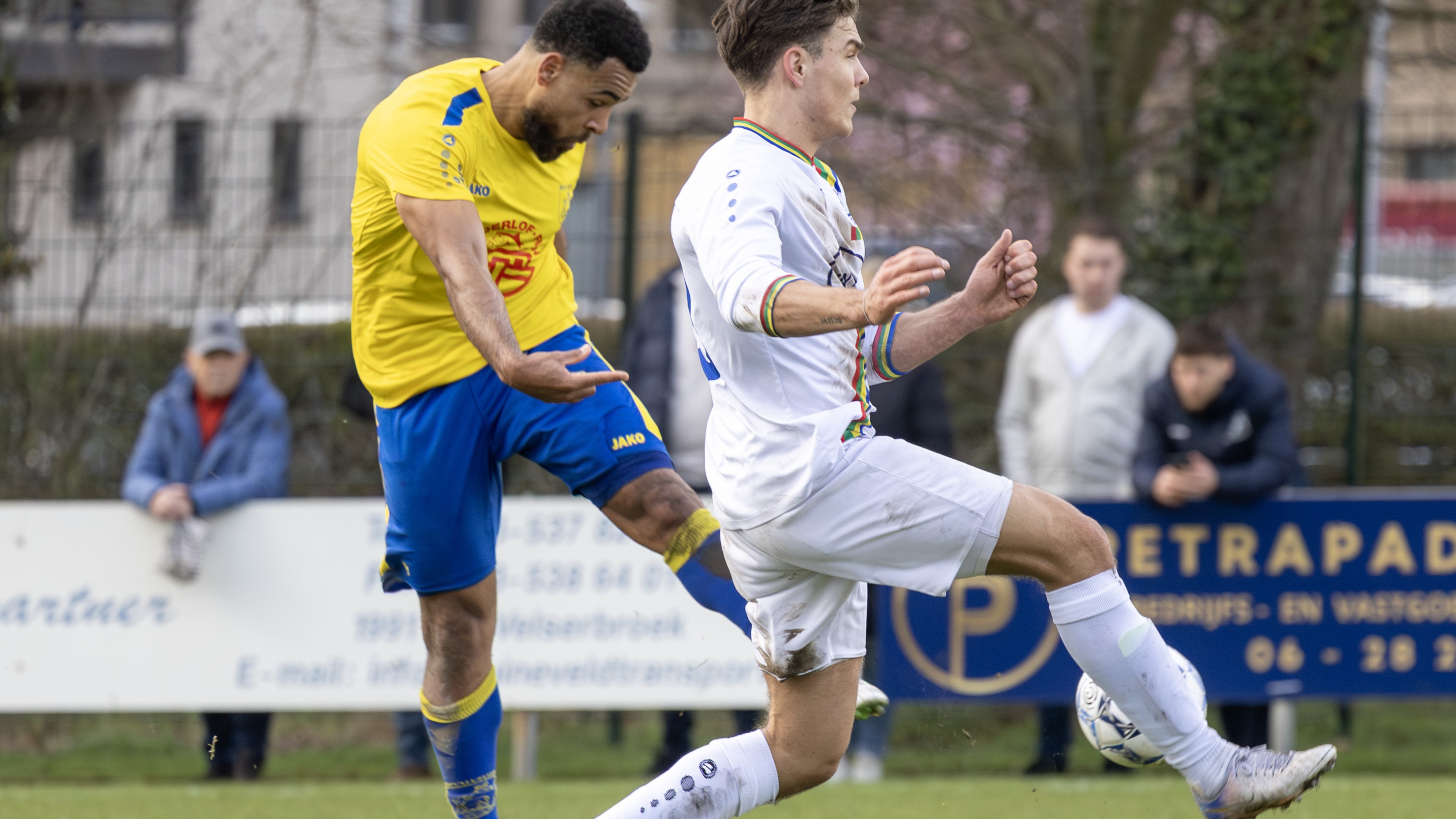 Velsen gives goals away far too easily against ZOB: 3-3. 'It’s a joke how we give those goals away'