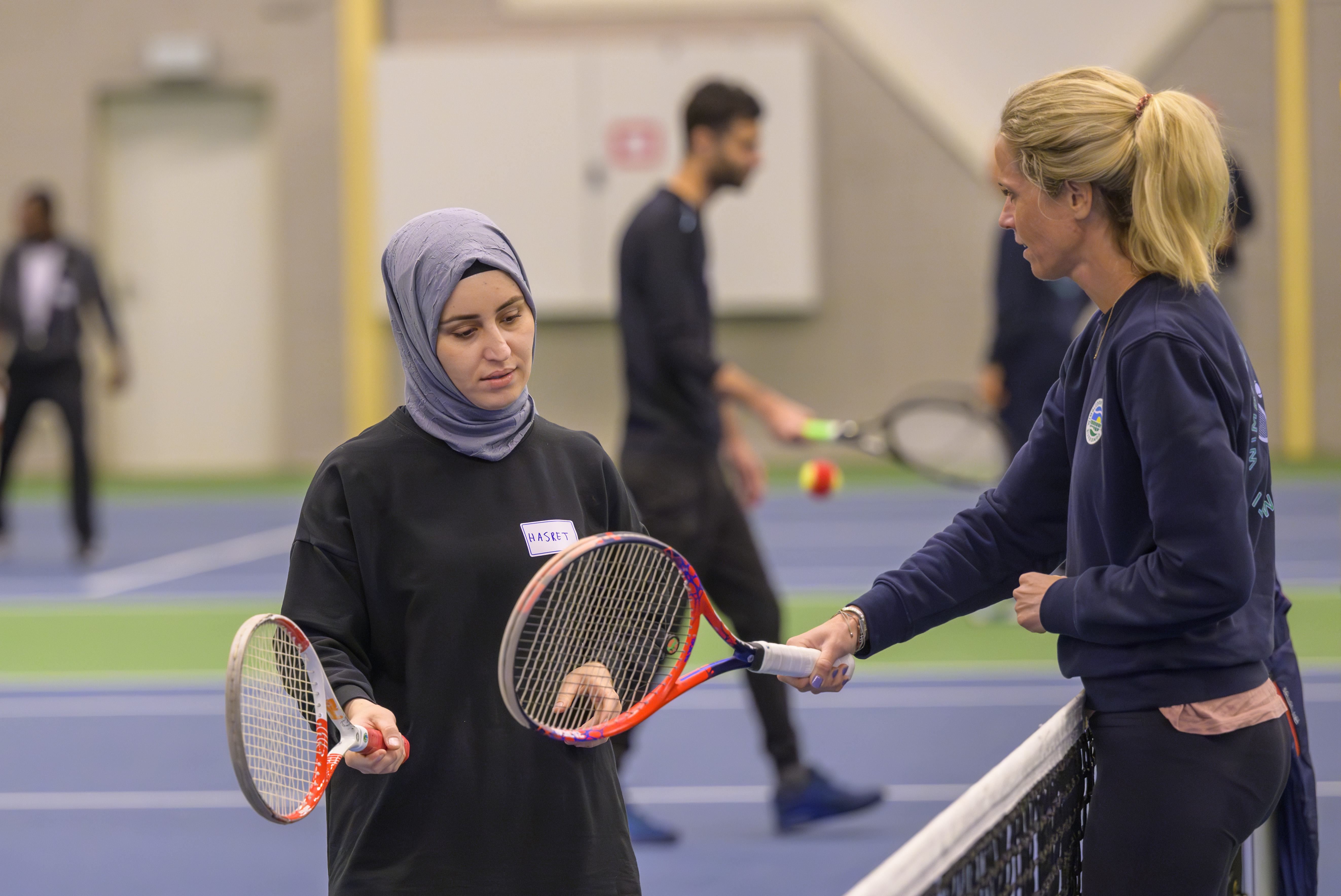 Tennisclub in Overveen organiseert middagje tennis plus lunch voor statushouders. ’Dit was voor ons 