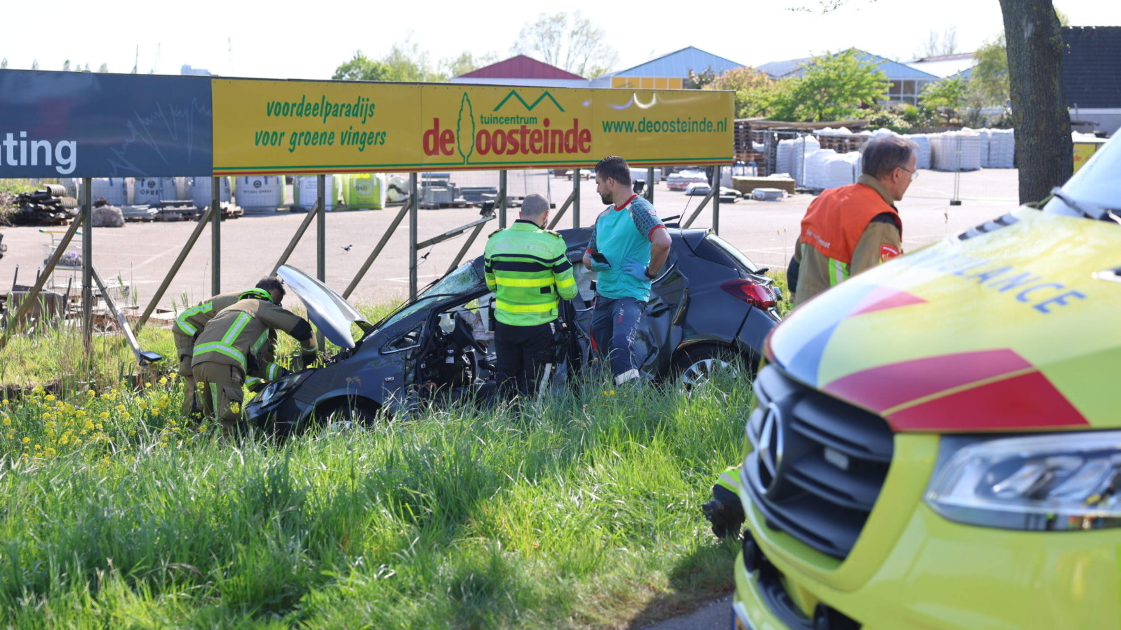 Car crashes into tree on N232 in Vijfhuizen, occupants hospitalized