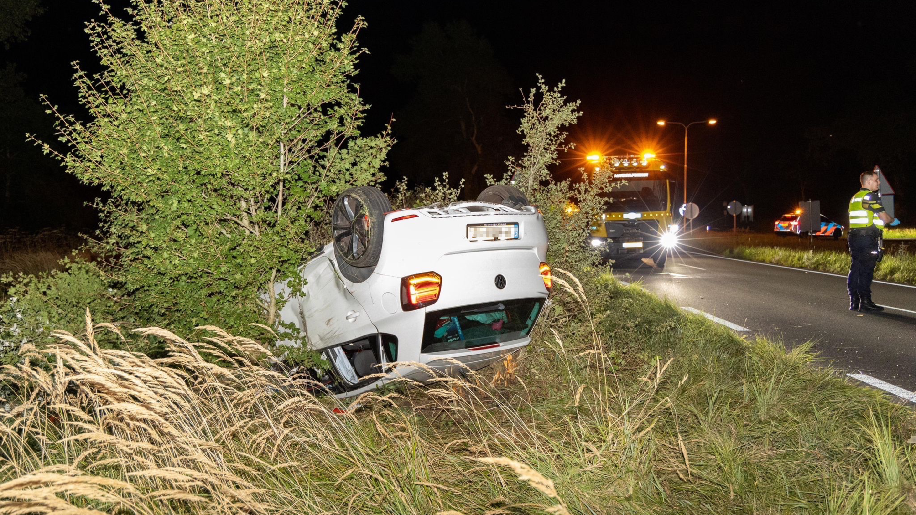 Auto over de kop in Overveen, inzittenden lichtgewond