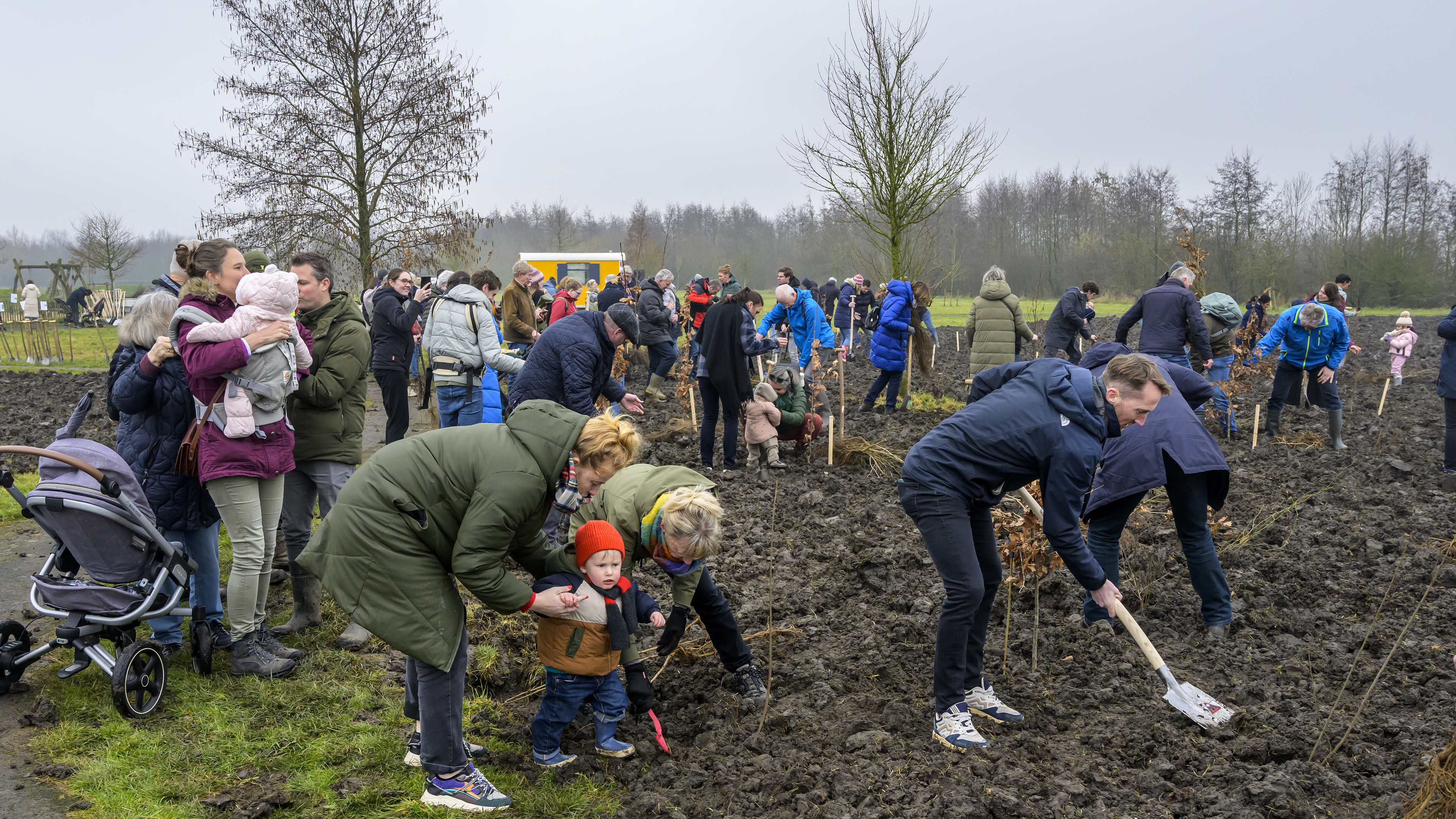 Ouders en kinderen leggen samen zaadjes voor ’Geboortebos’ in Zwanenburg. ’We willen wat teruggeven 