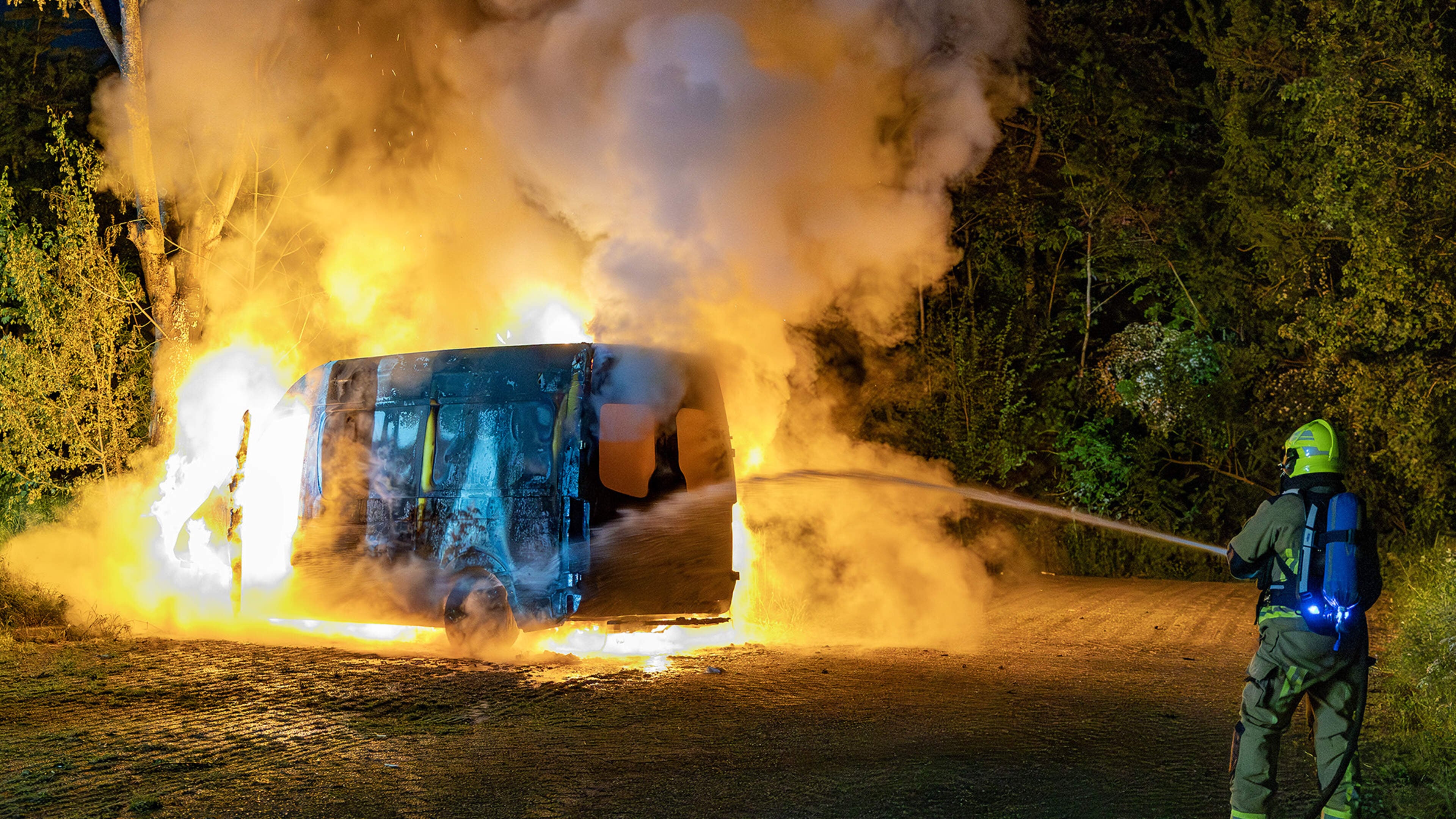 Commercial vehicle completely burnt out in Halfweg, arson not ruled out