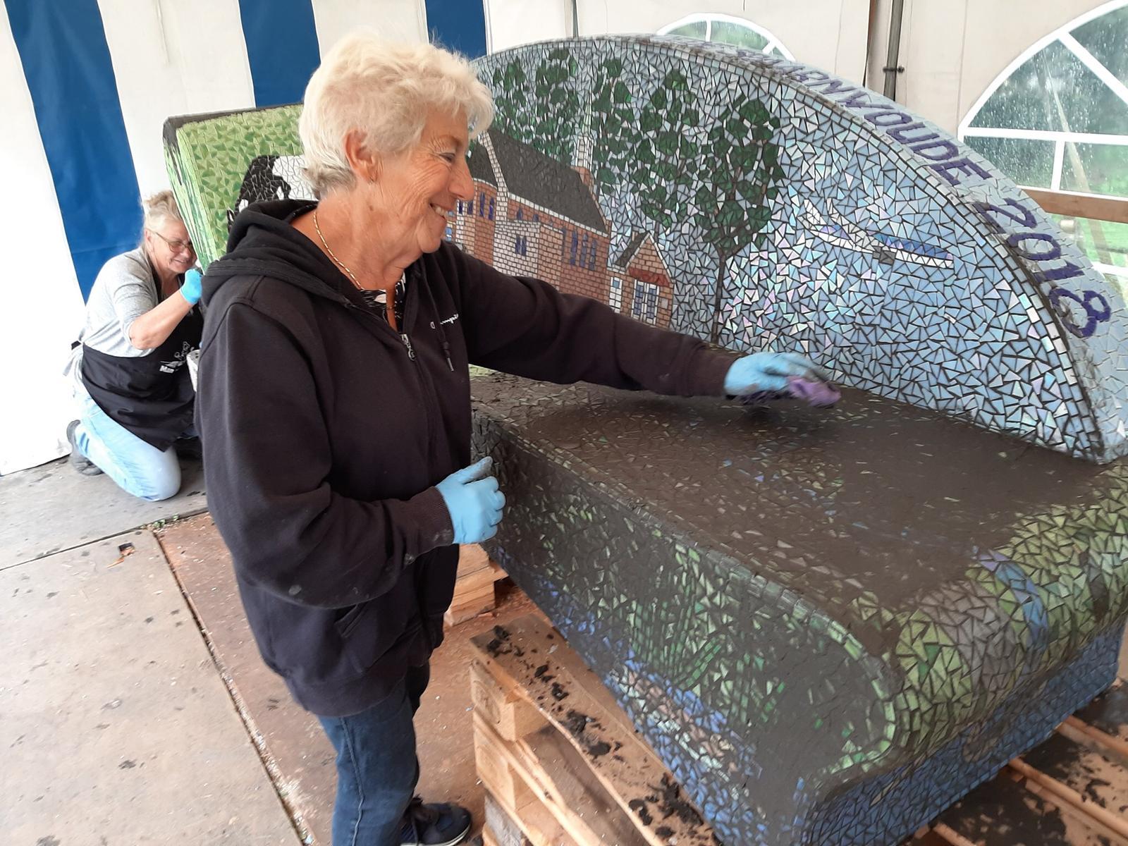 Bijna heel Haarlemmerliede heeft geplakt, mozaïekbank naast kerk wordt onthuld én ingezegend