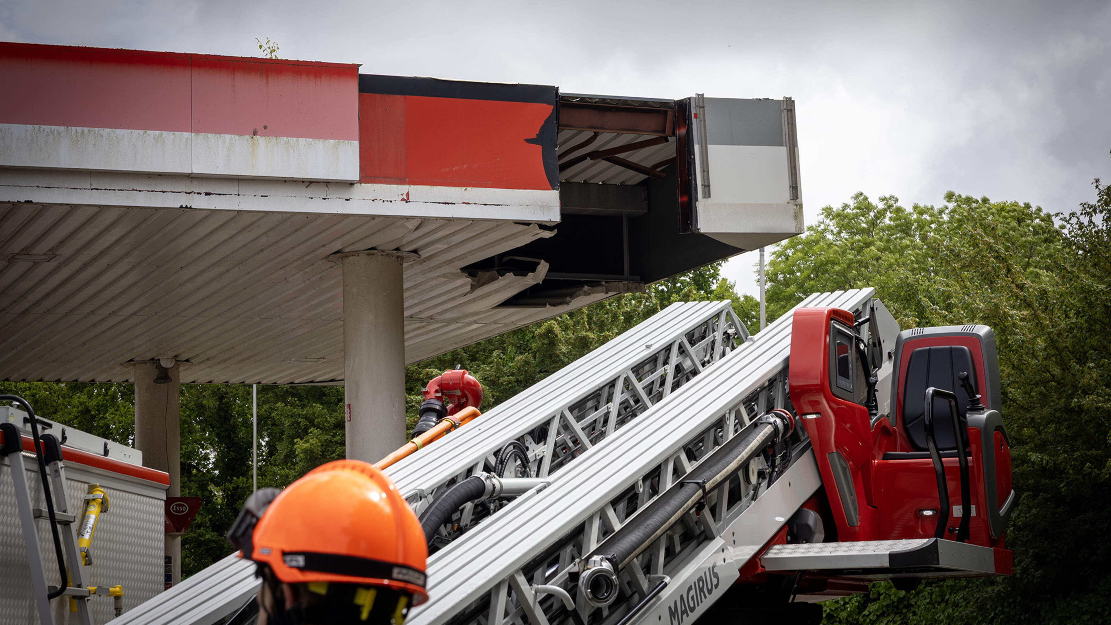 Oversized crane damages gas station roof in Vijfhuizen