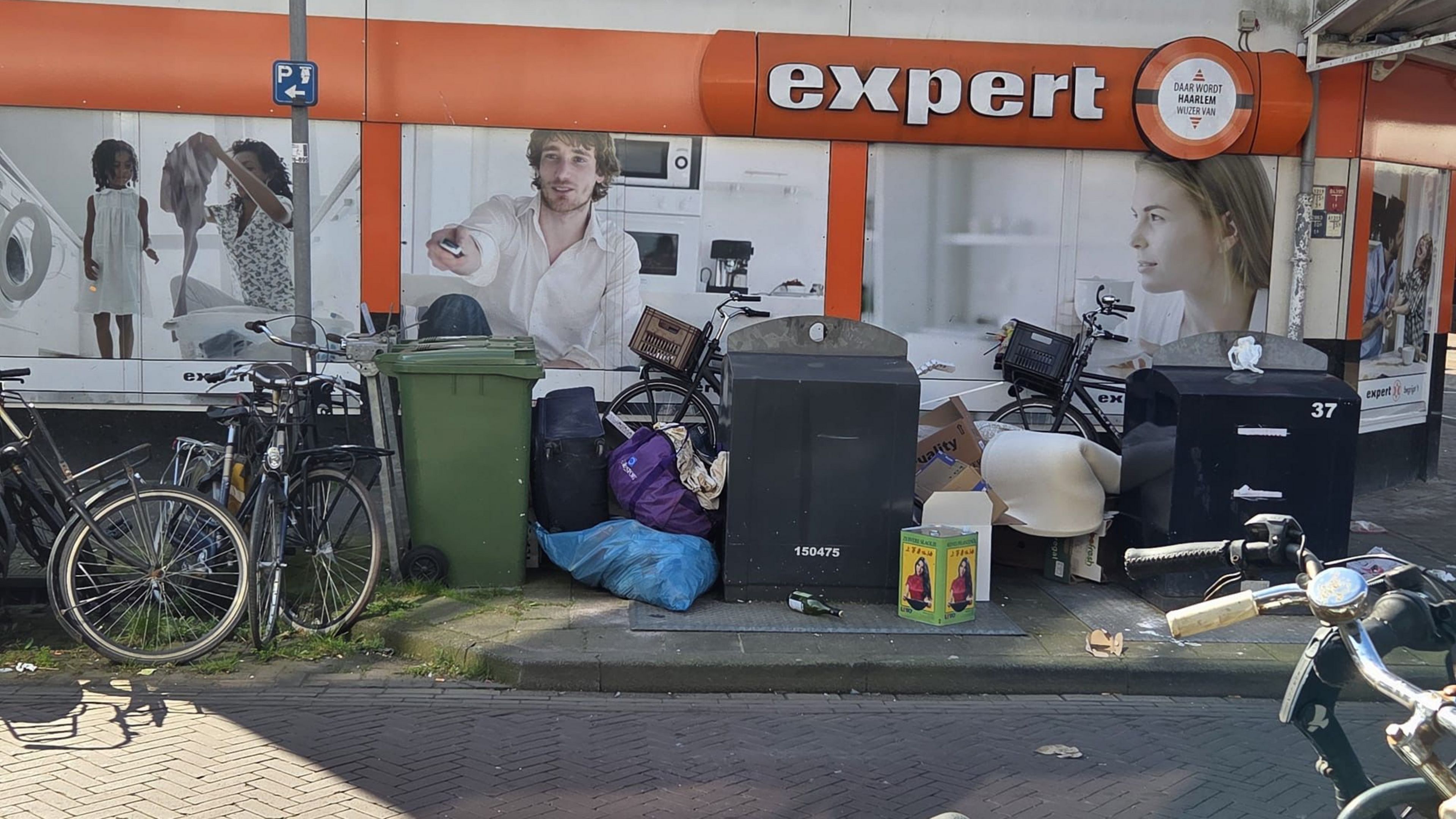 Trash next to waste containers in Kloosterstraat causes major nuisance. 'Imagine living there, she said. Well, I do'