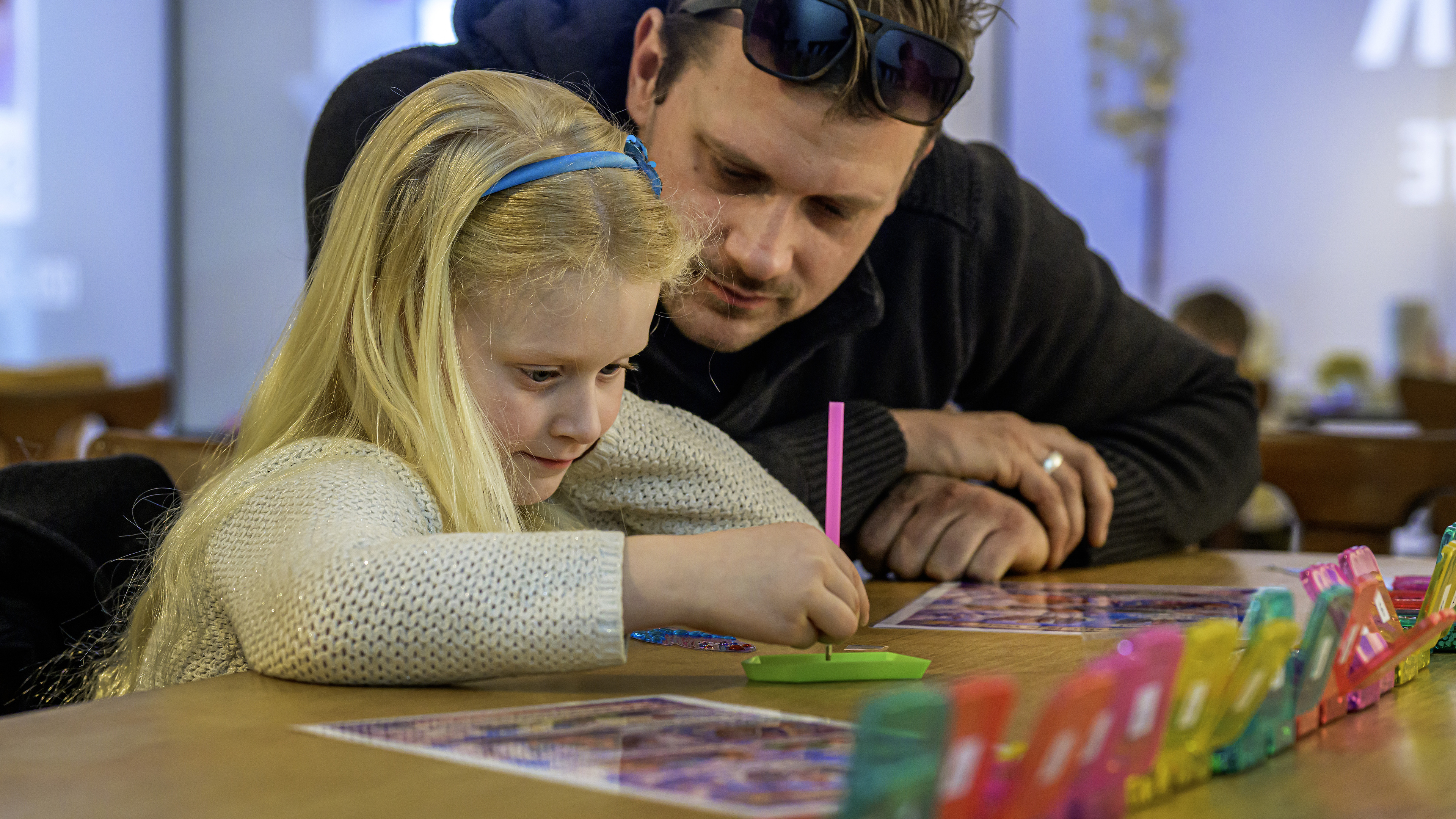 Children get crafting at Glitterland pop-up in Grote Houtstraat: 'Today I wore my glitter dress specially'