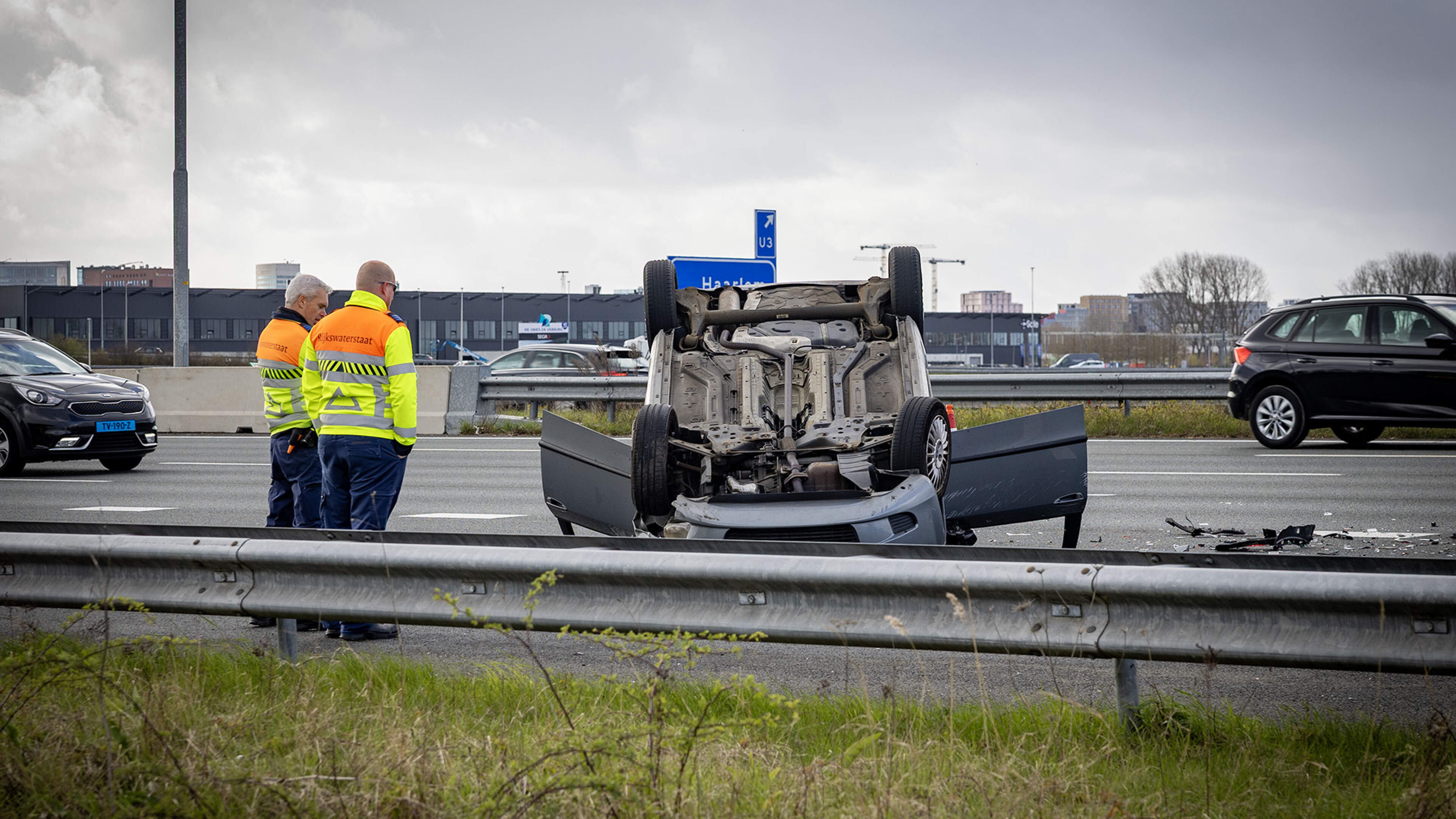 Car overturned in accident on A4 near Schiphol, injury and lane closures