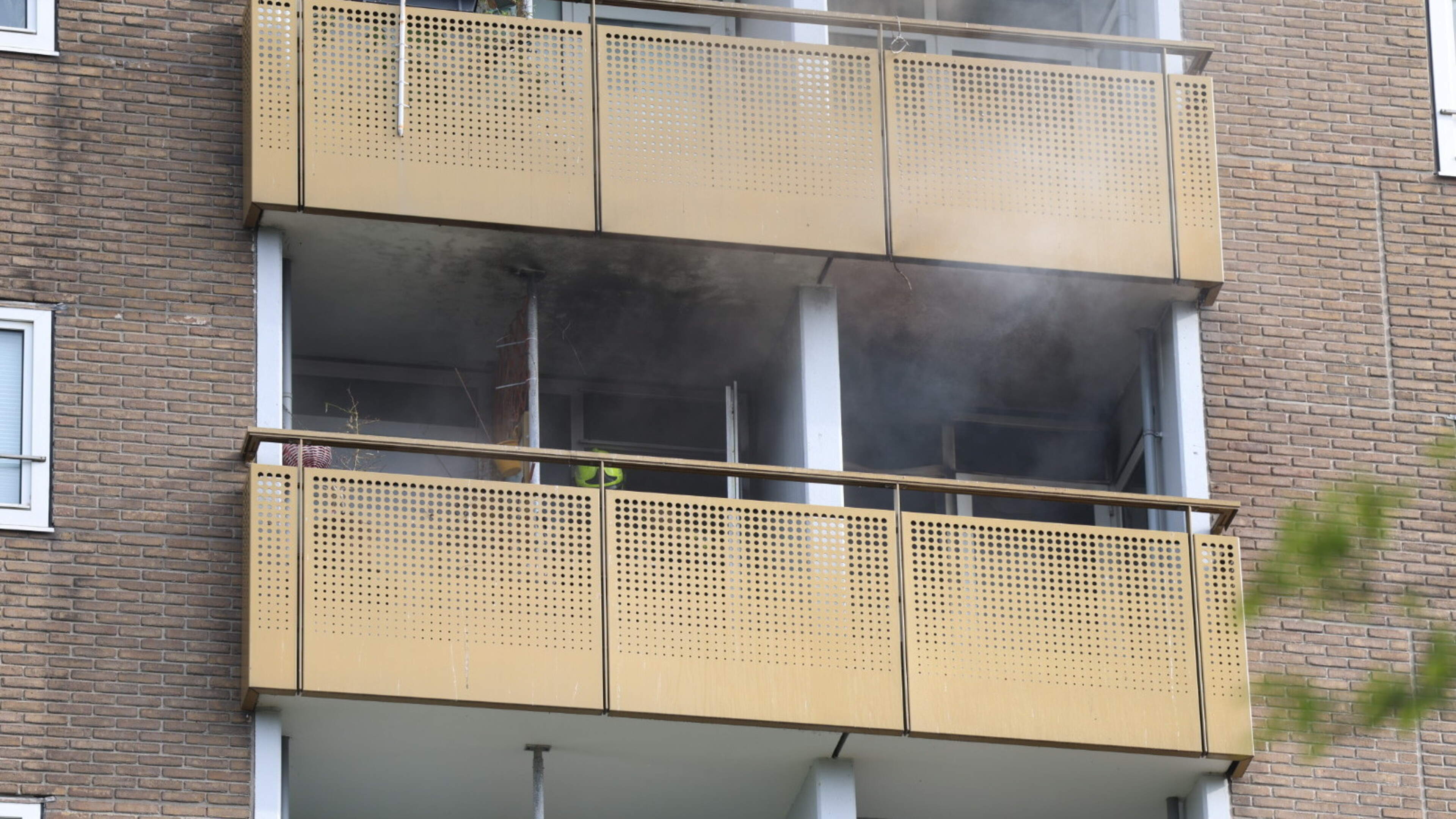 Heavy smoke at apartment fire in Haarlem
