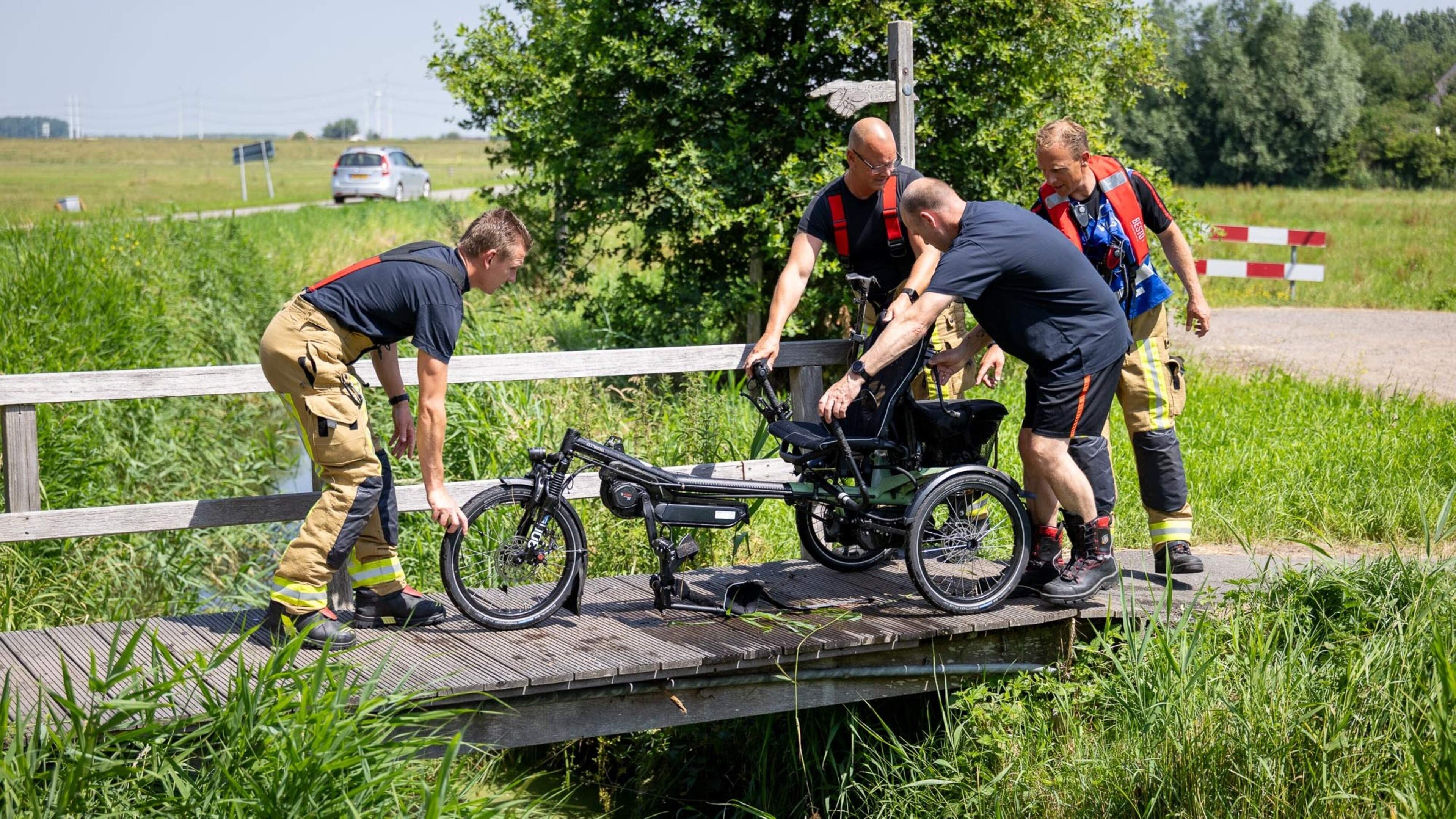 Firefighters rescue disabled woman on bicycle from ditch in Spaarndam