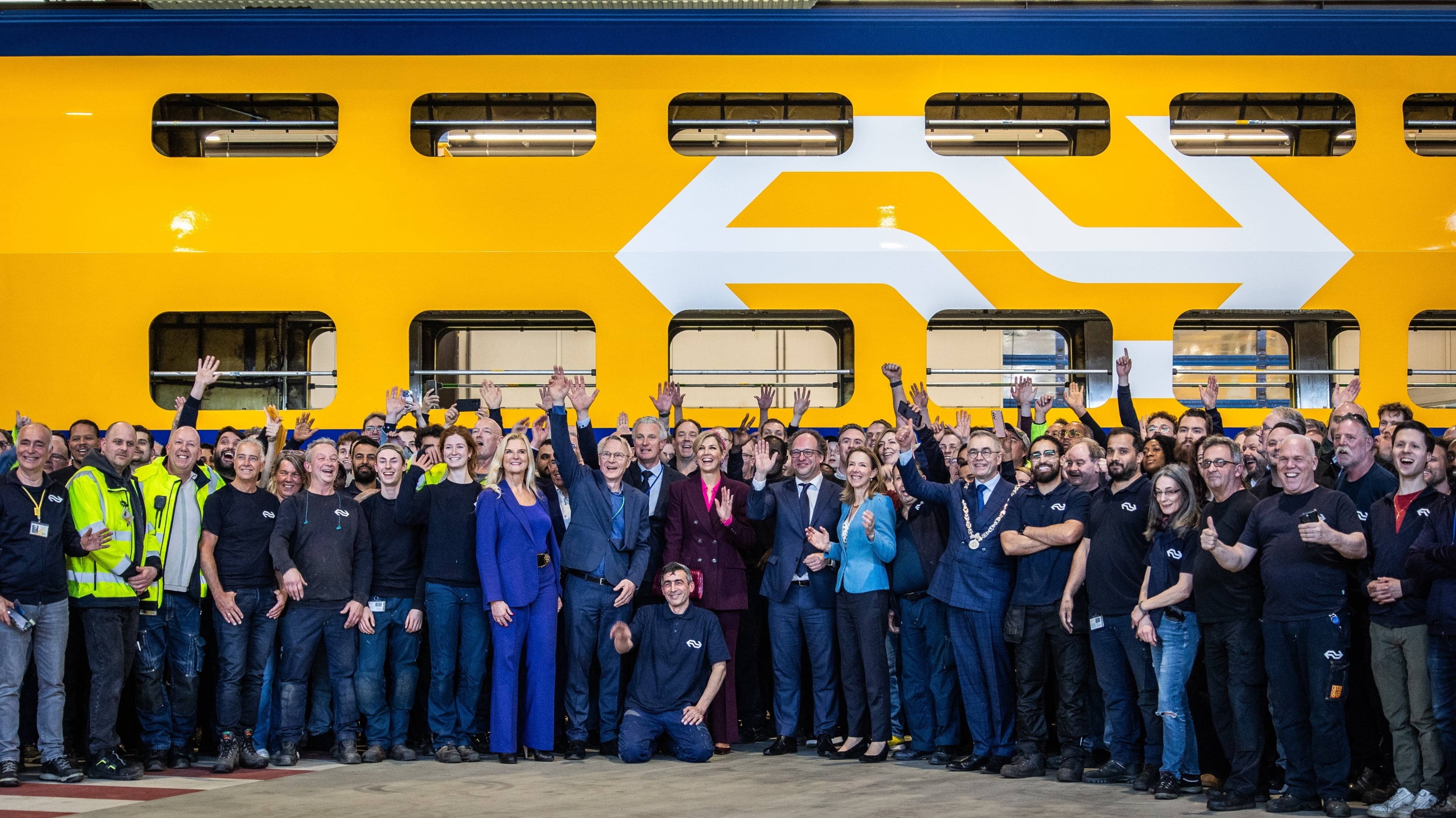 Queen Máxima visits NS Train Modernization in Haarlem, joins everyone for group photo